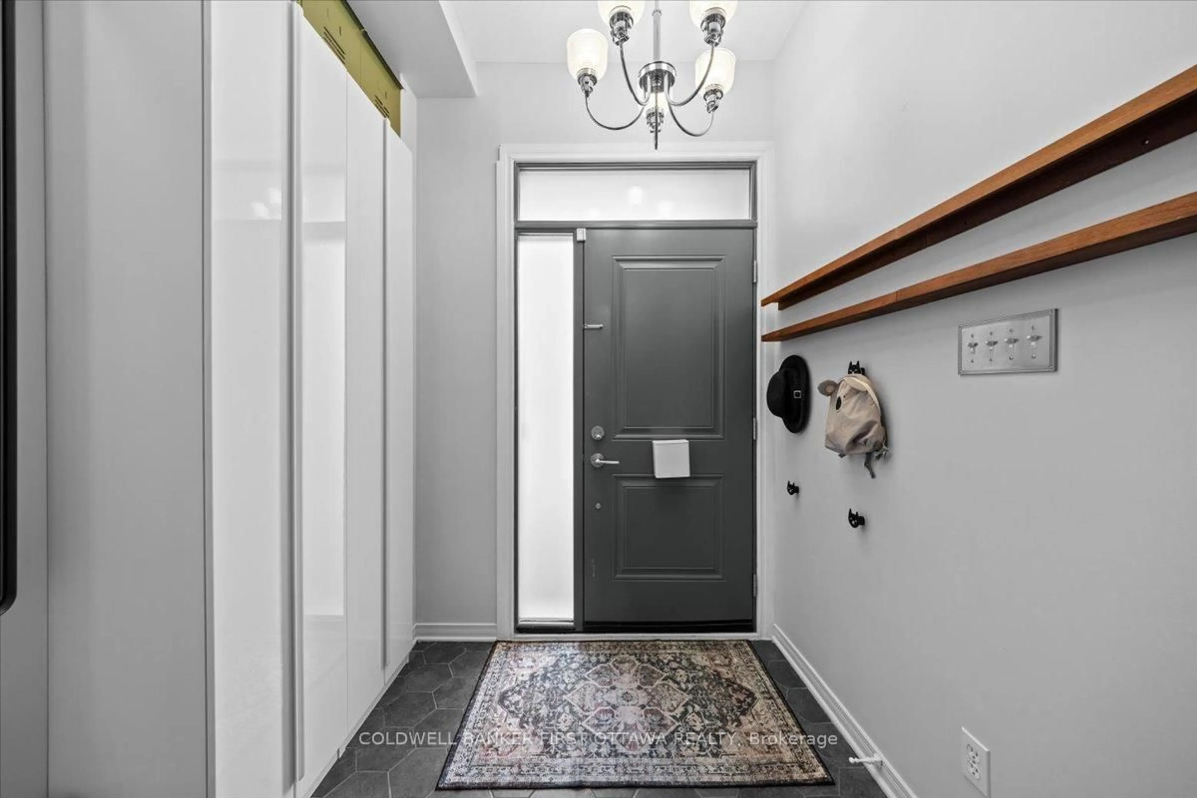 Indoor entryway for 31 GLENHAVEN PVT, Ottawa Ontario K1V 2B2