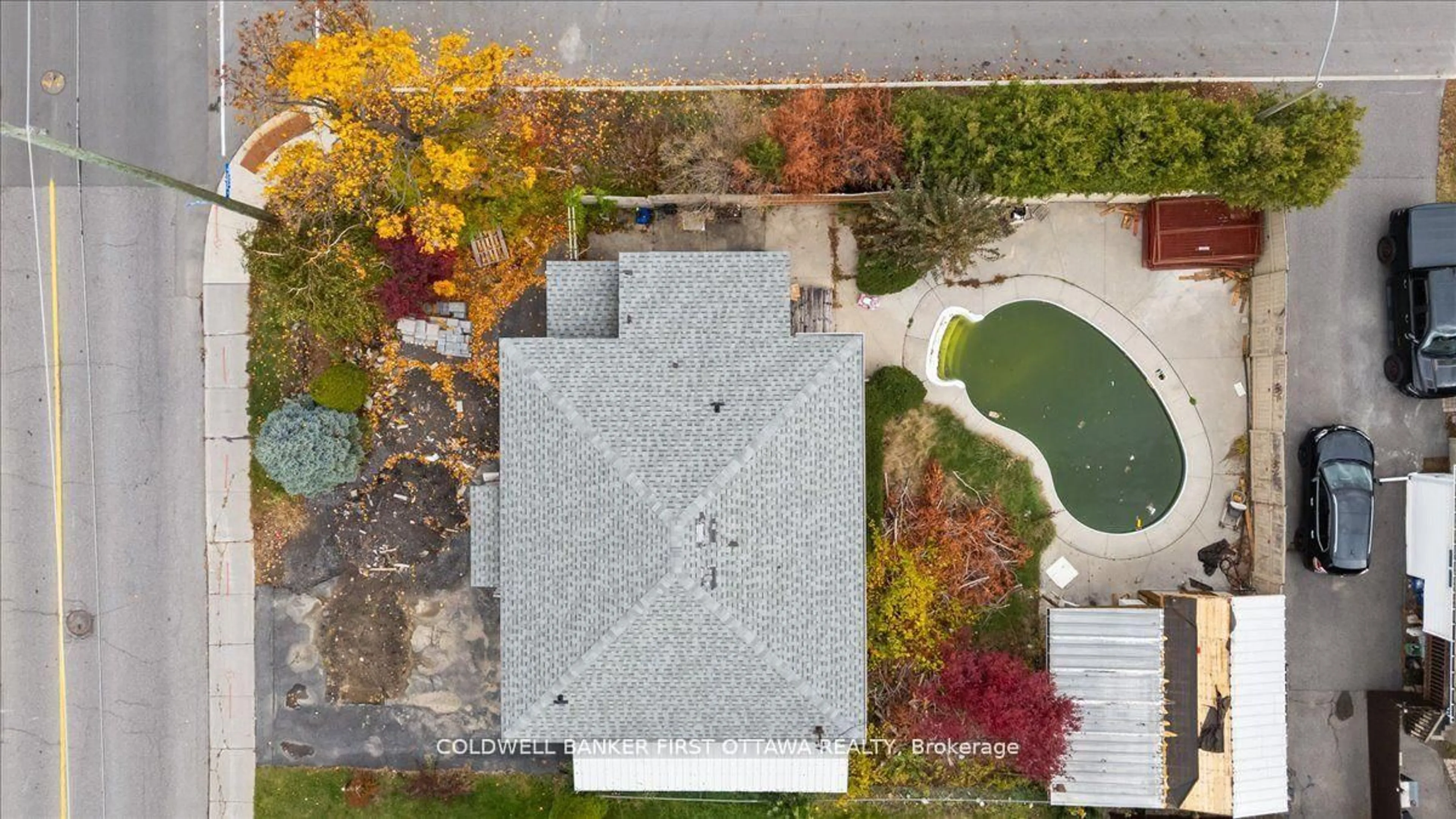 A pic from outside/outdoor area/front of a property/back of a property/a pic from drone, street for 450 Tremblay Rd, Ottawa Ontario K1G 0C9