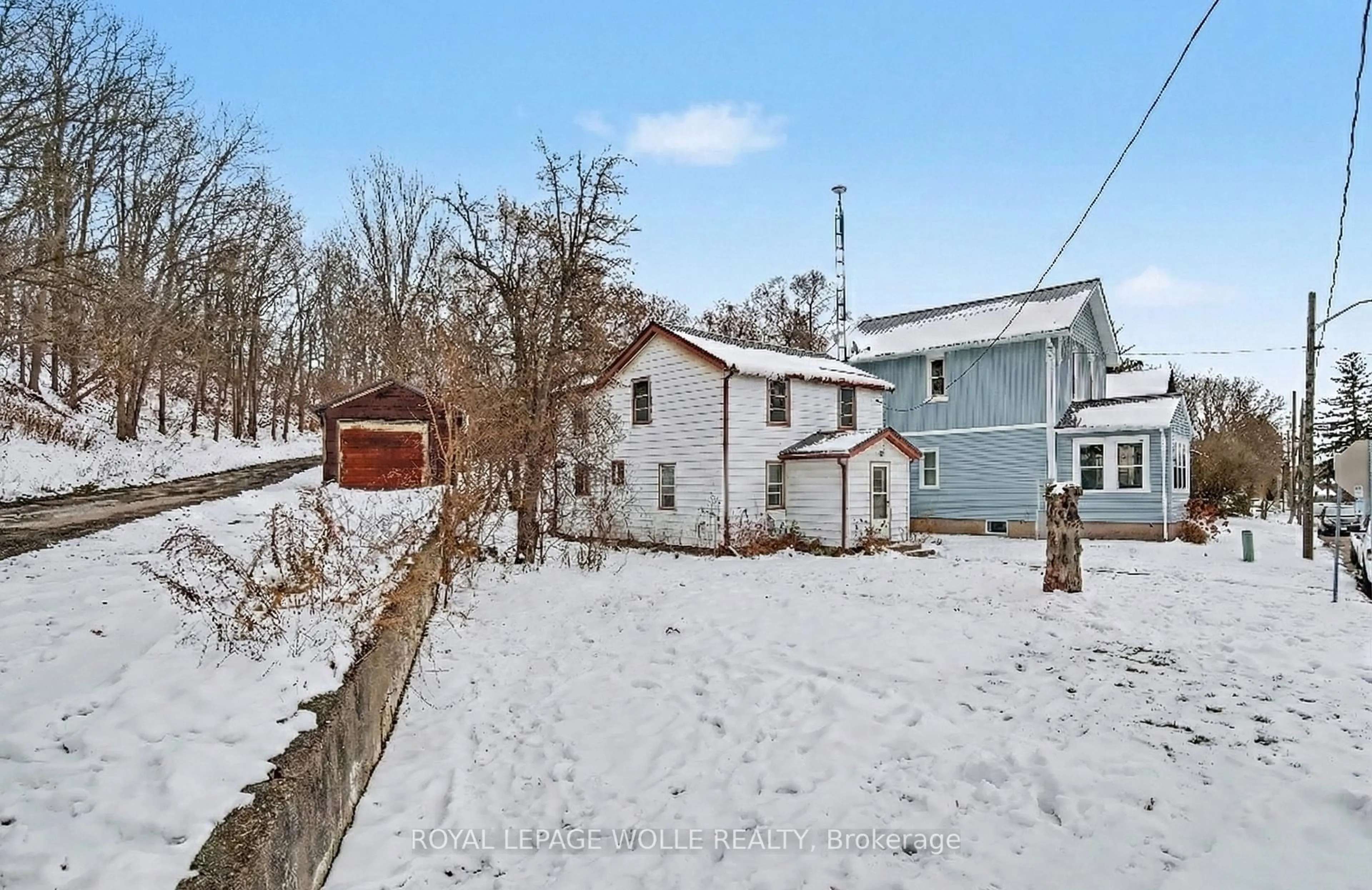 A pic from outside/outdoor area/front of a property/back of a property/a pic from drone, street for 33 Mulholland Dr, Brant Ontario N3L 2J1