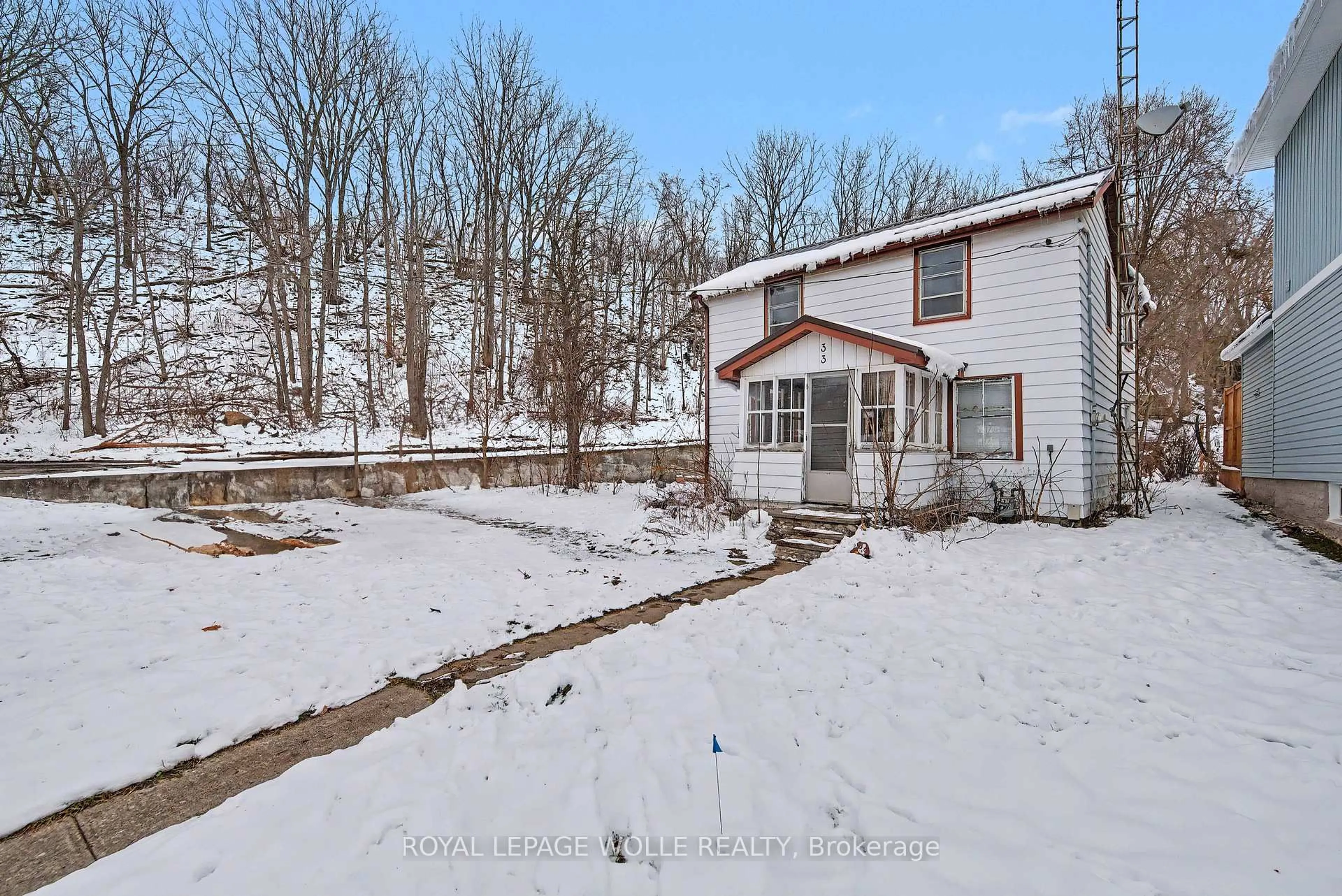 A pic from outside/outdoor area/front of a property/back of a property/a pic from drone, street for 33 Mulholland Dr, Brant Ontario N3L 2J1