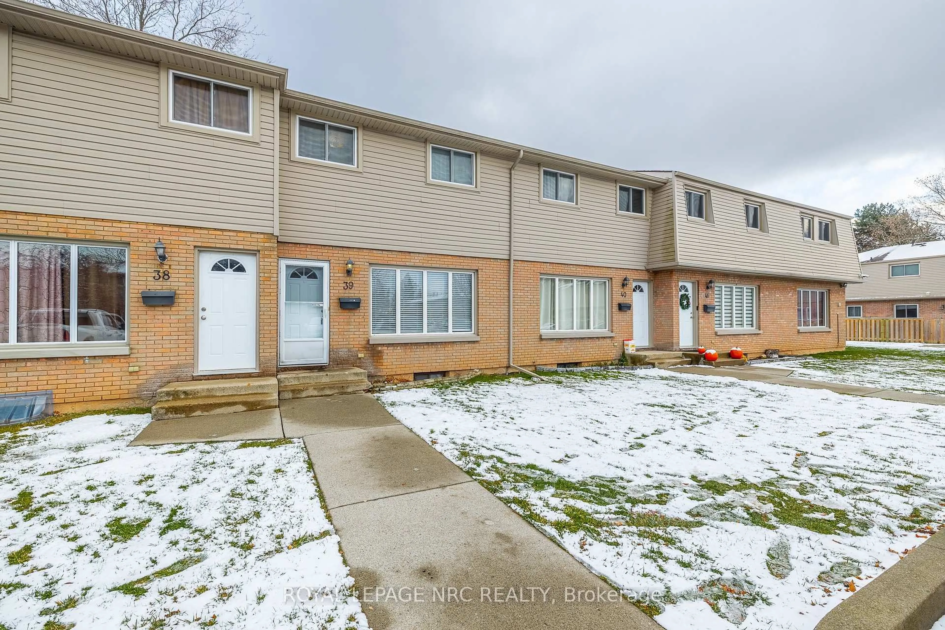 A pic from outside/outdoor area/front of a property/back of a property/a pic from drone, street for 4215 Meadowvale Dr #39, Niagara Falls Ontario L2E 5W8
