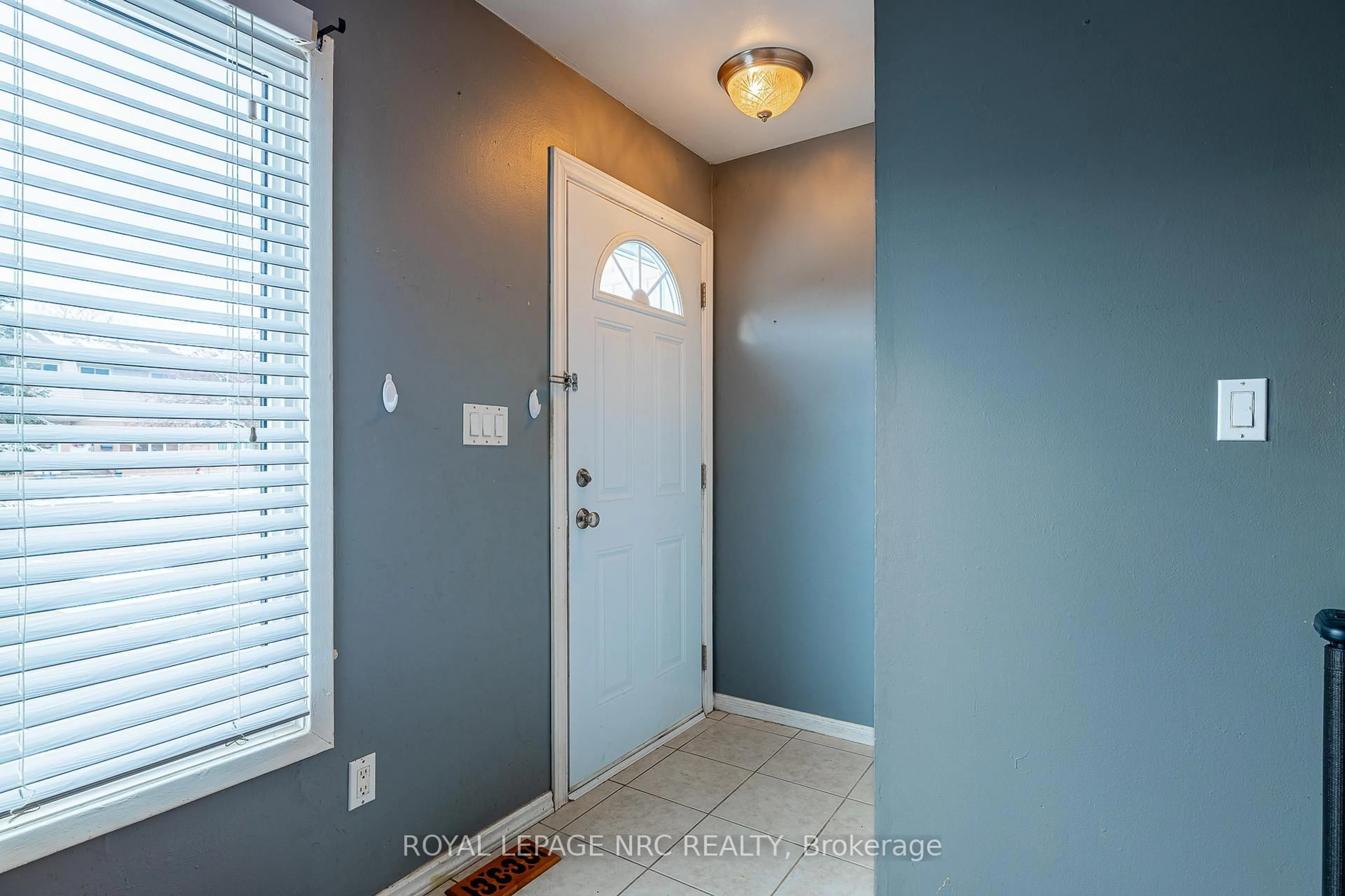 Indoor entryway for 4215 Meadowvale Dr #39, Niagara Falls Ontario L2E 5W8