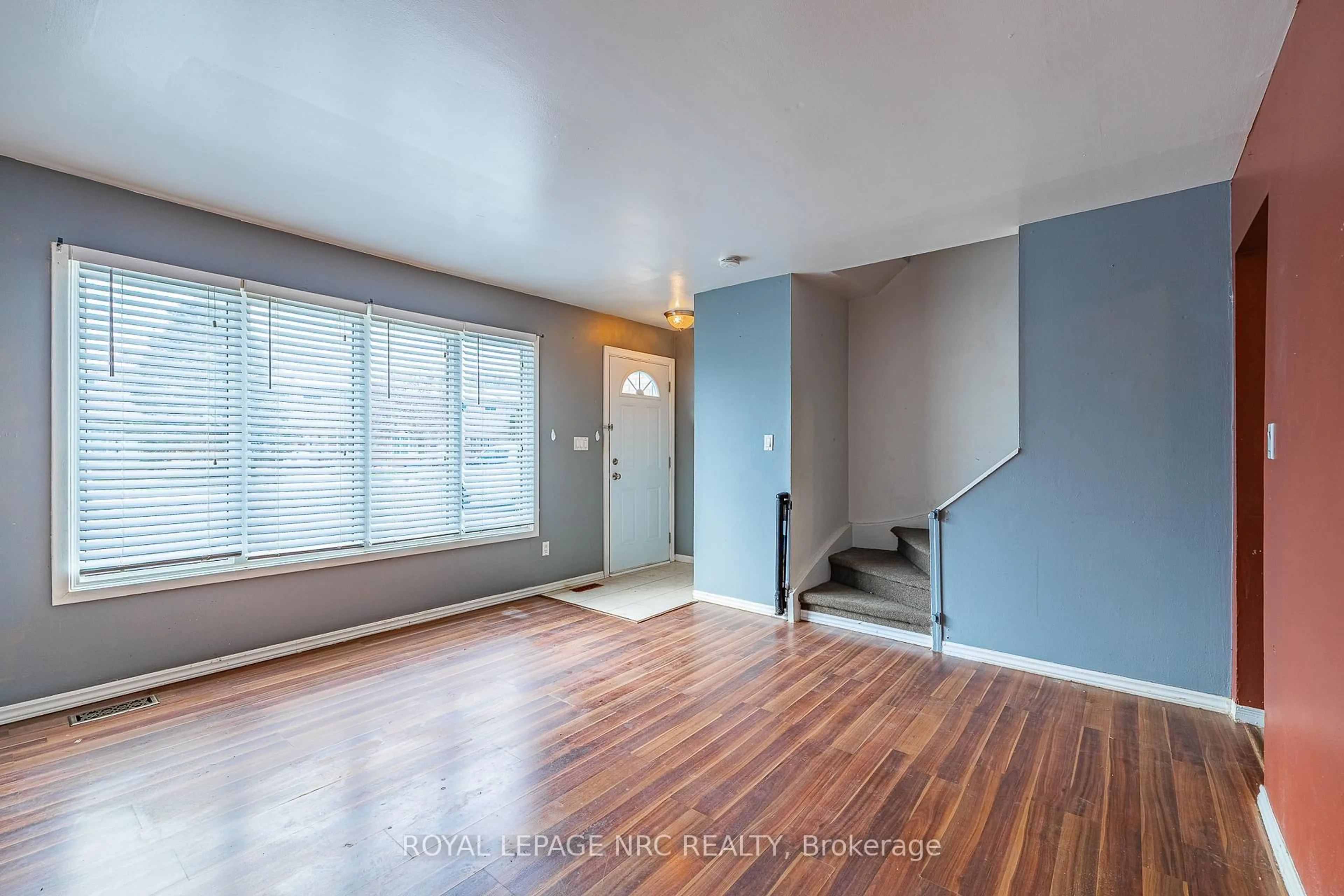 Indoor entryway for 4215 Meadowvale Dr #39, Niagara Falls Ontario L2E 5W8