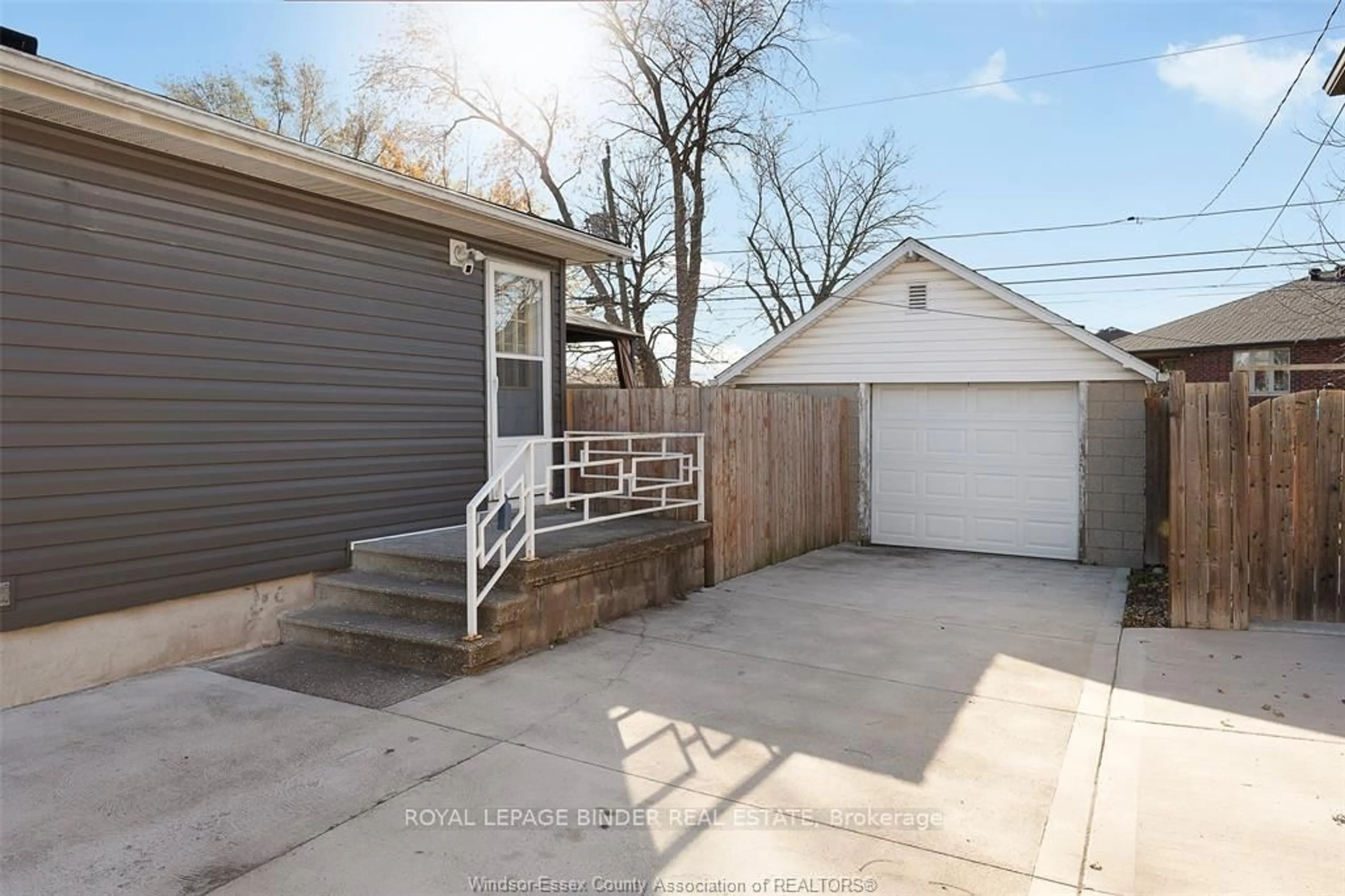 Patio, street for 2065 Dominion Blvd, Windsor Ontario N9B 3H8