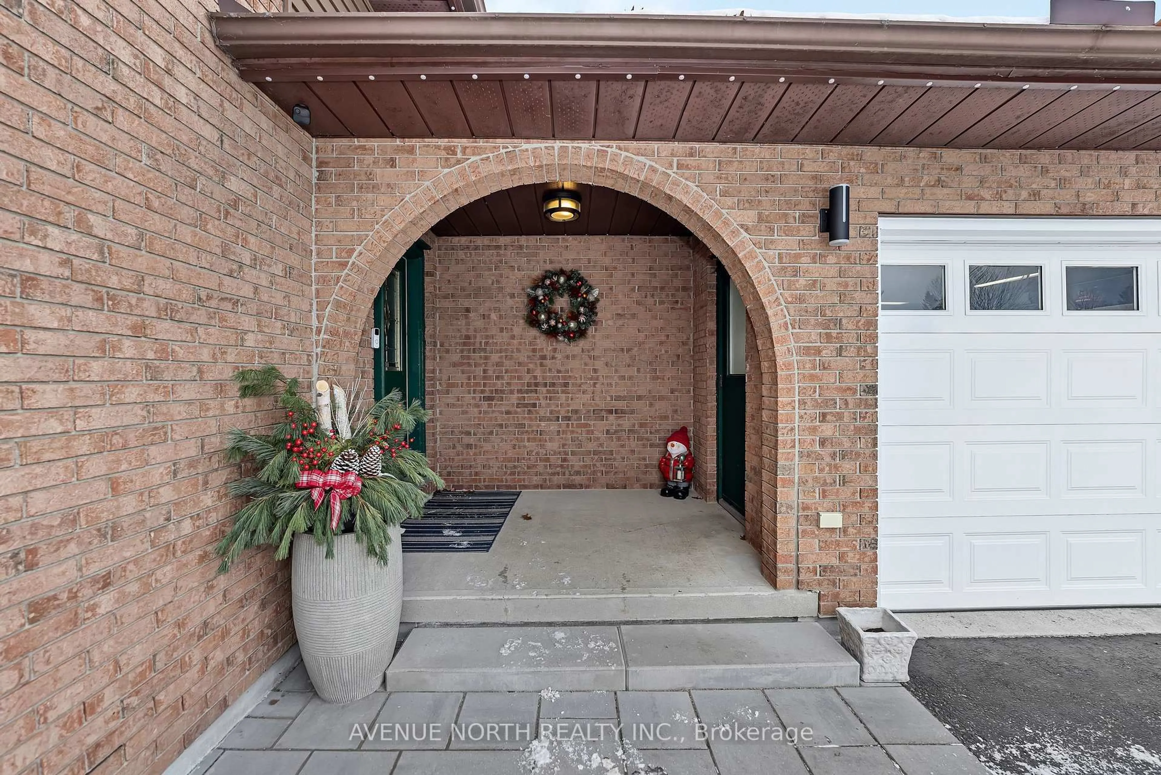 Indoor entryway for 7028 Shadow Ridge Dr, Ottawa Ontario K4P 1B7