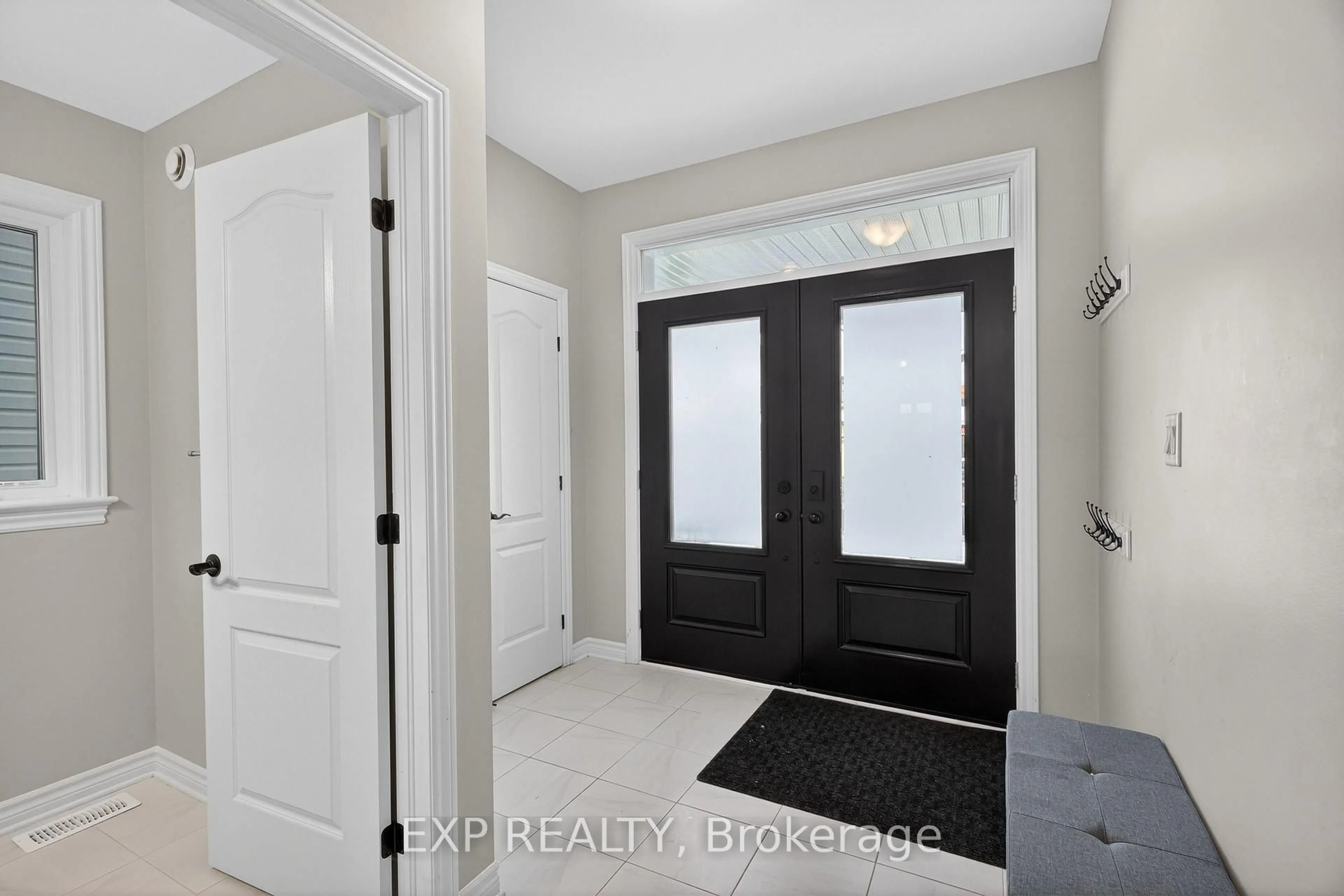 Indoor entryway for 1375 Monarch Dr, Kingston Ontario K7P 0S2