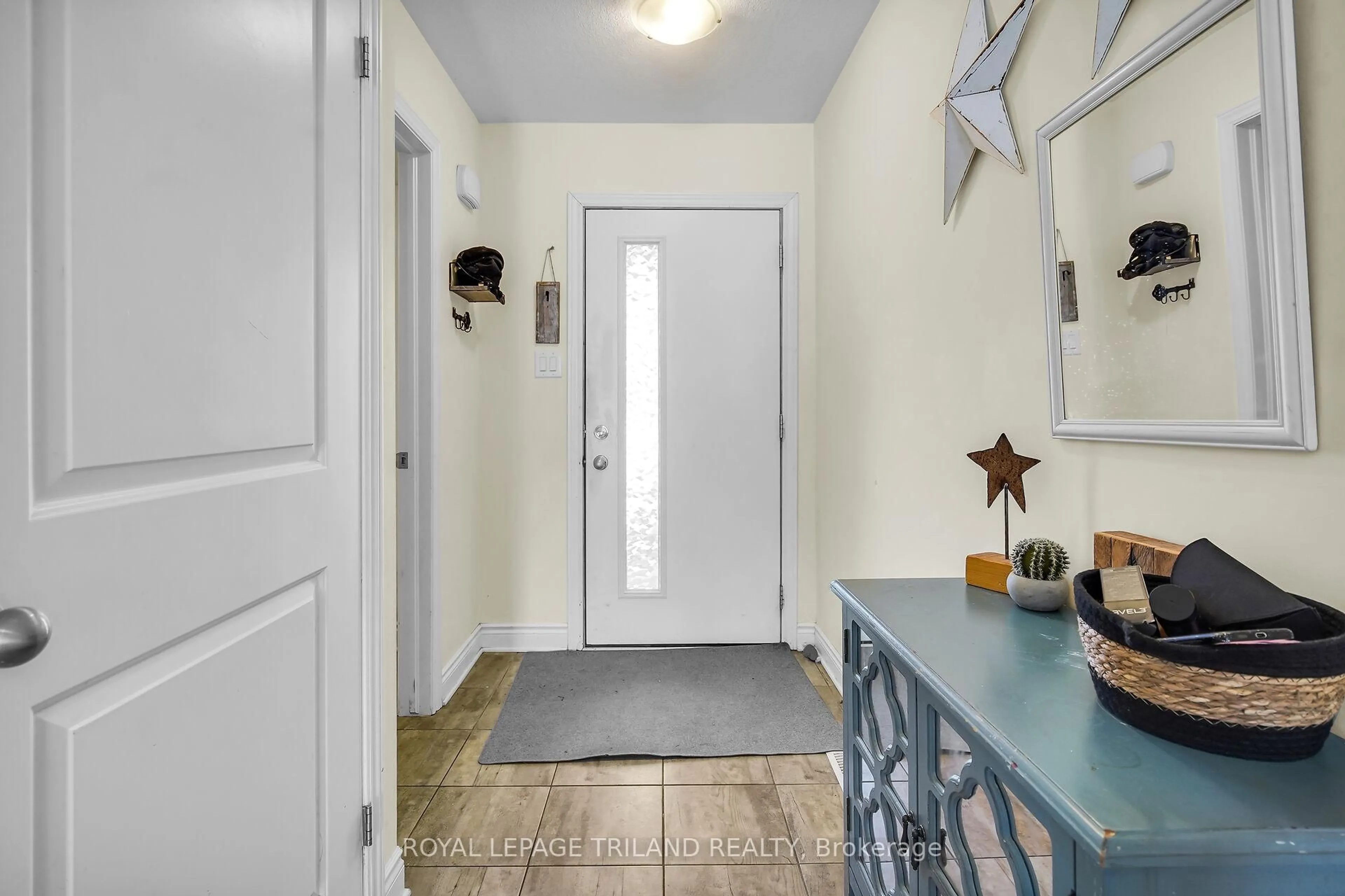 Indoor entryway for 1310 Michael Circ, London East Ontario N5V 0B8