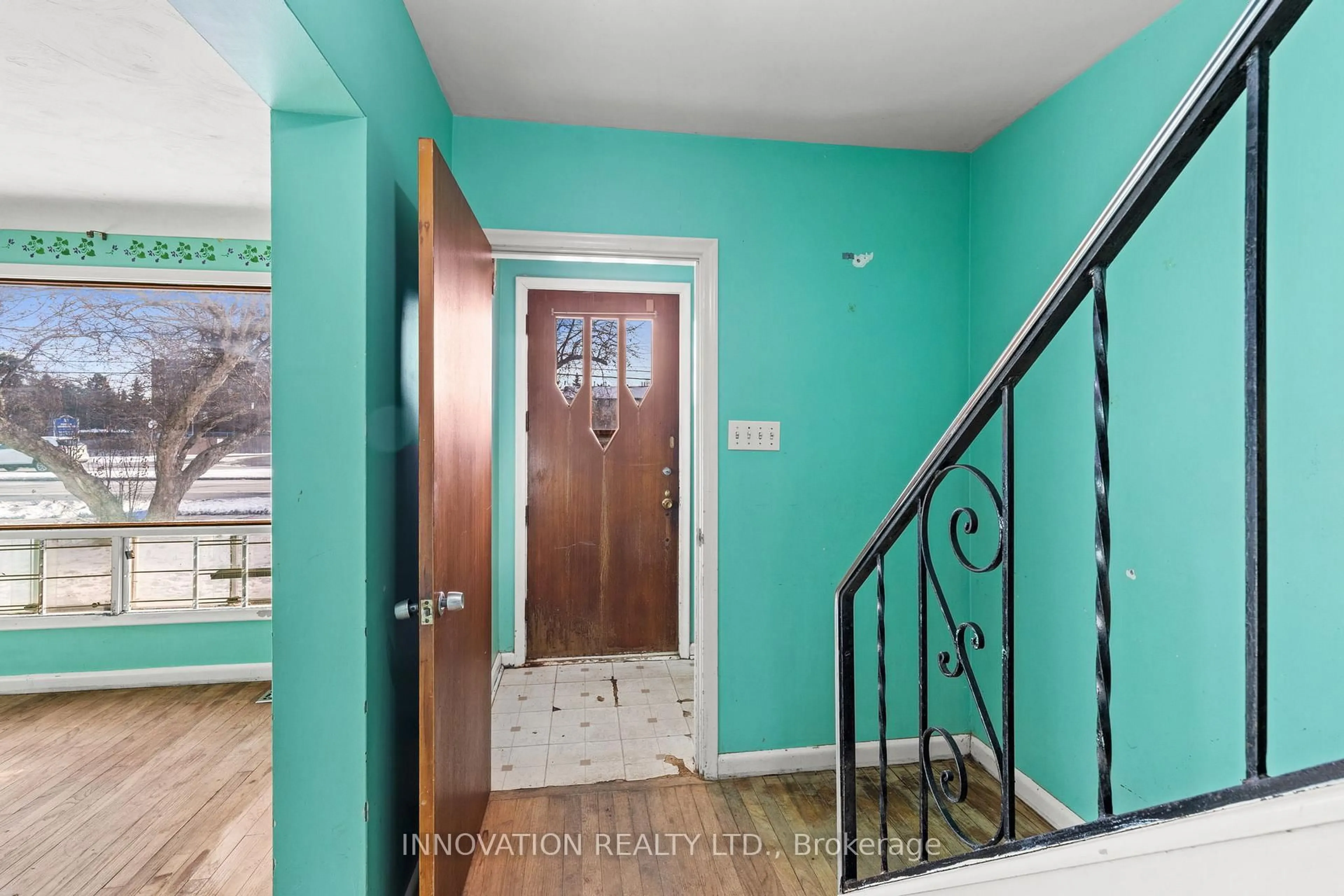 Indoor entryway for 1751 Baseline Rd, Ottawa Ontario K2C 0C1