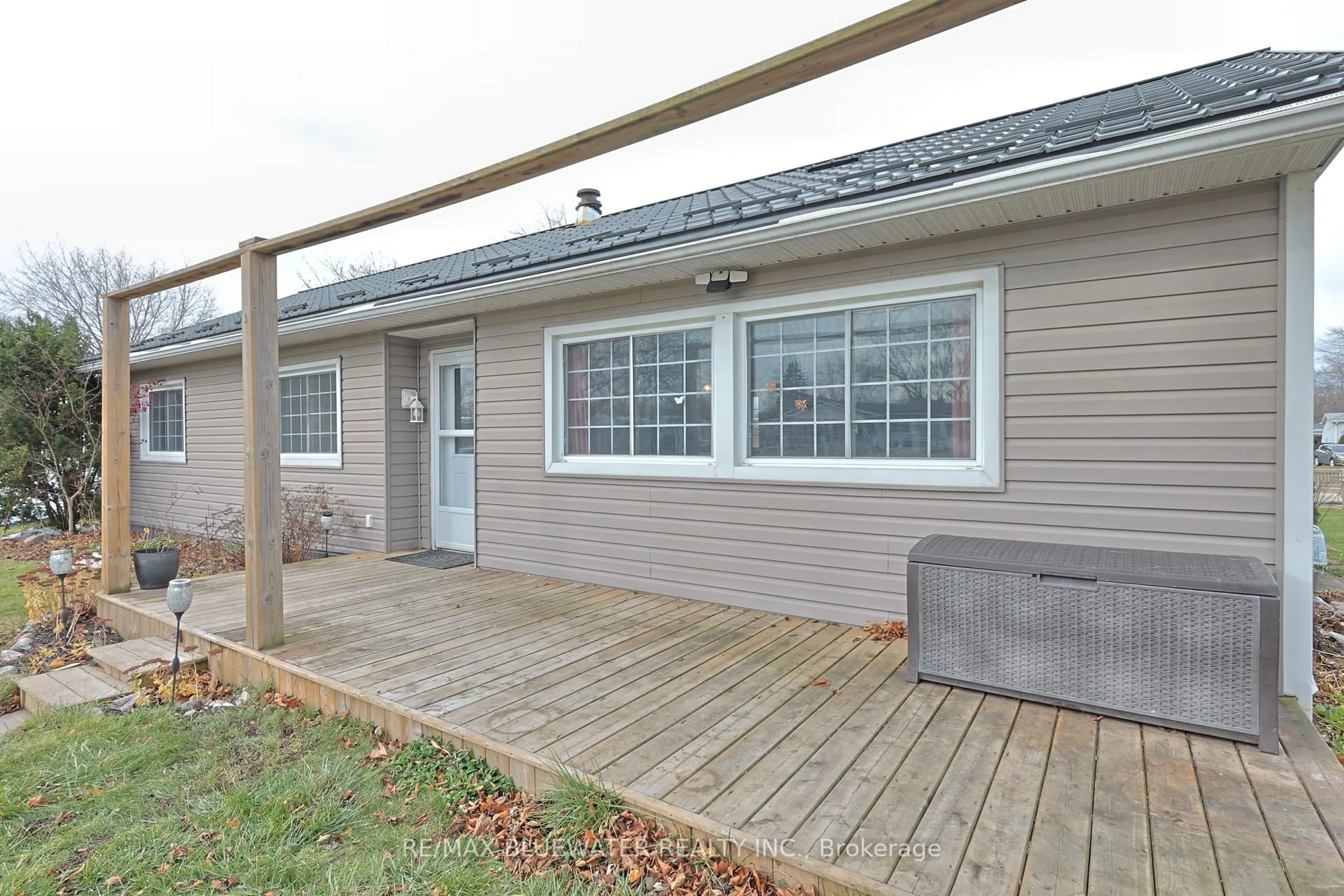 Home with vinyl exterior material, street for 39 St Andrews Pl, South Huron Ontario N0M 1T0