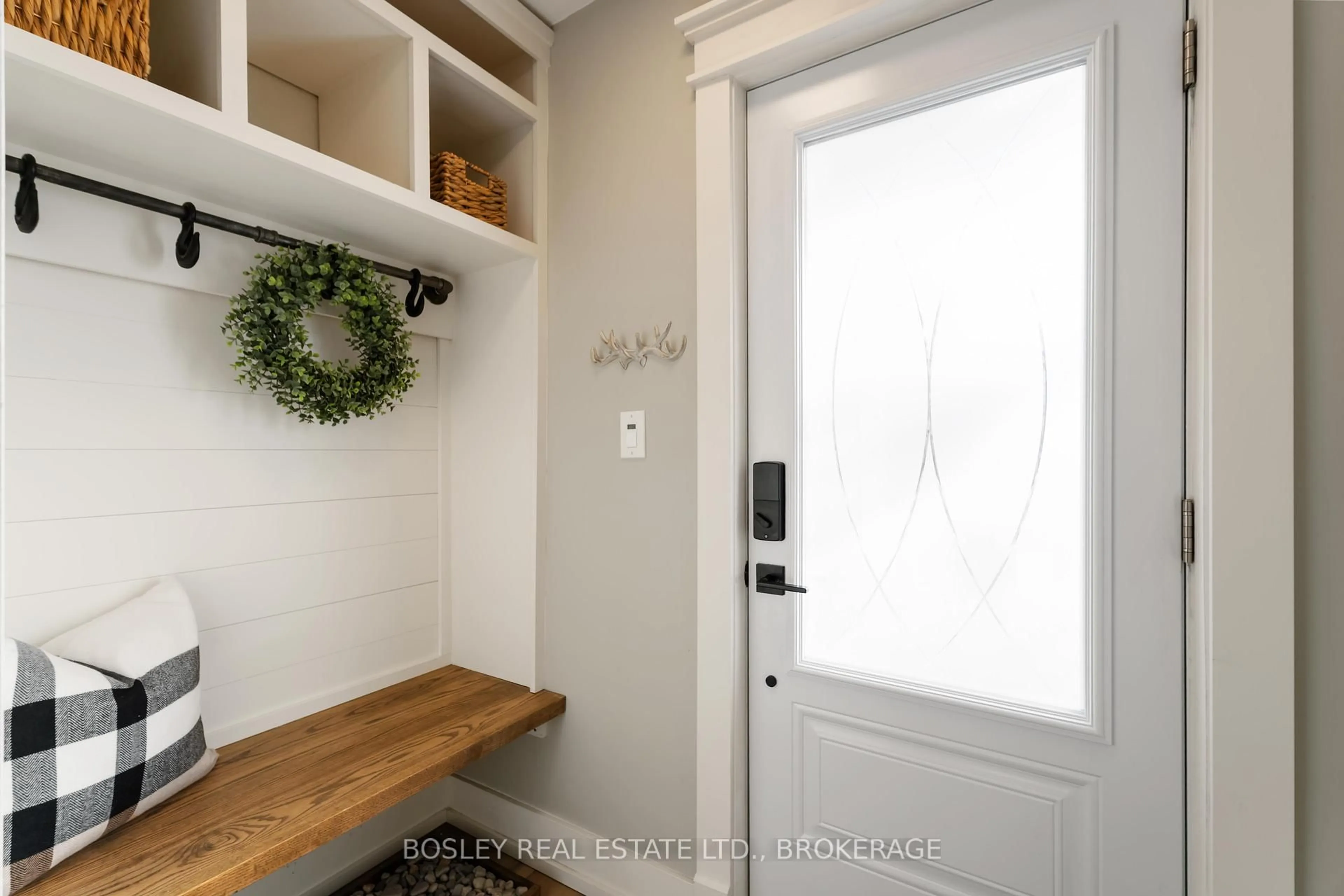 Indoor entryway for 65 Glen Park Rd, St. Catharines Ontario L2N 3E5