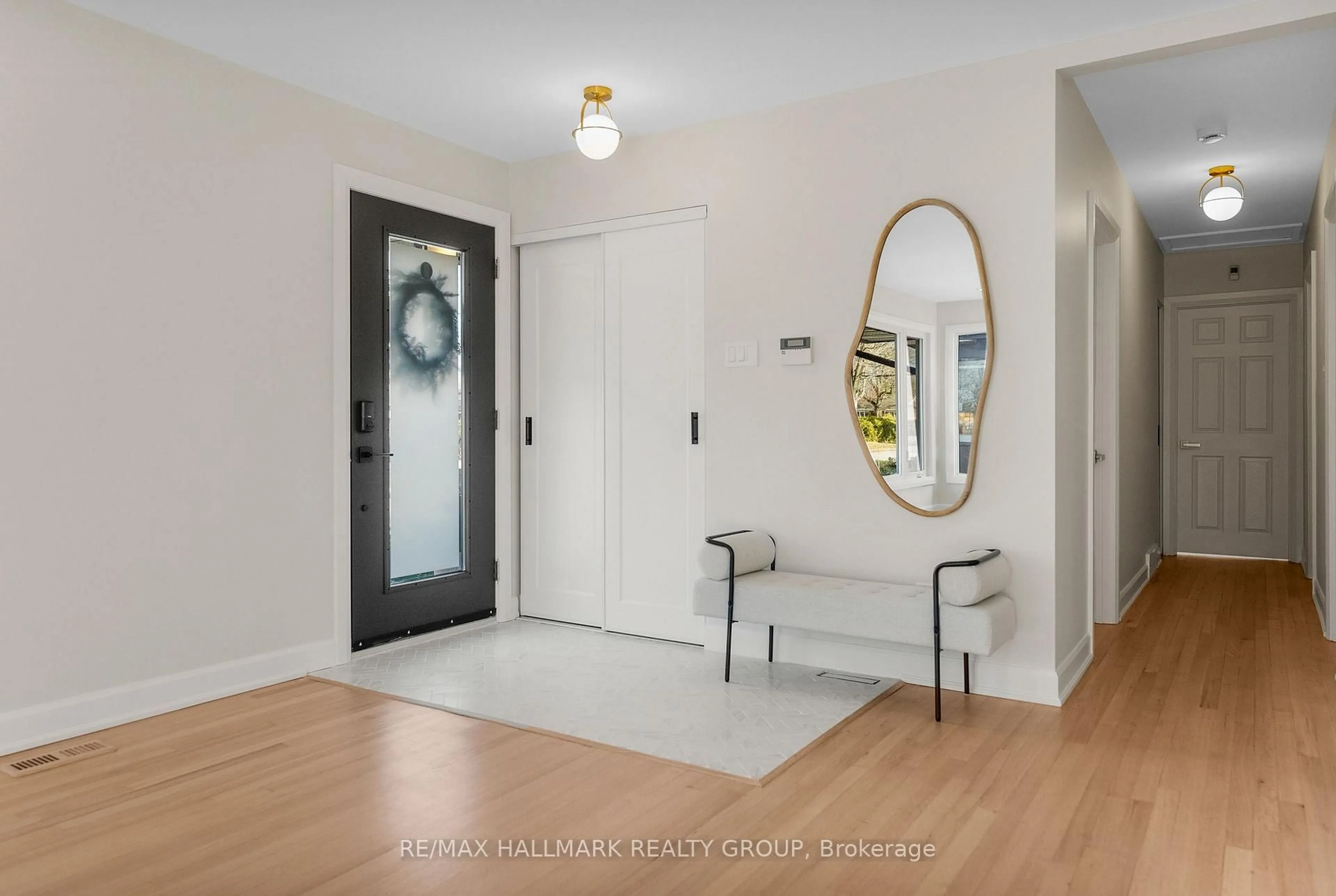 Indoor entryway for 942 Elsett Dr, Ottawa Ontario K1G 2S9