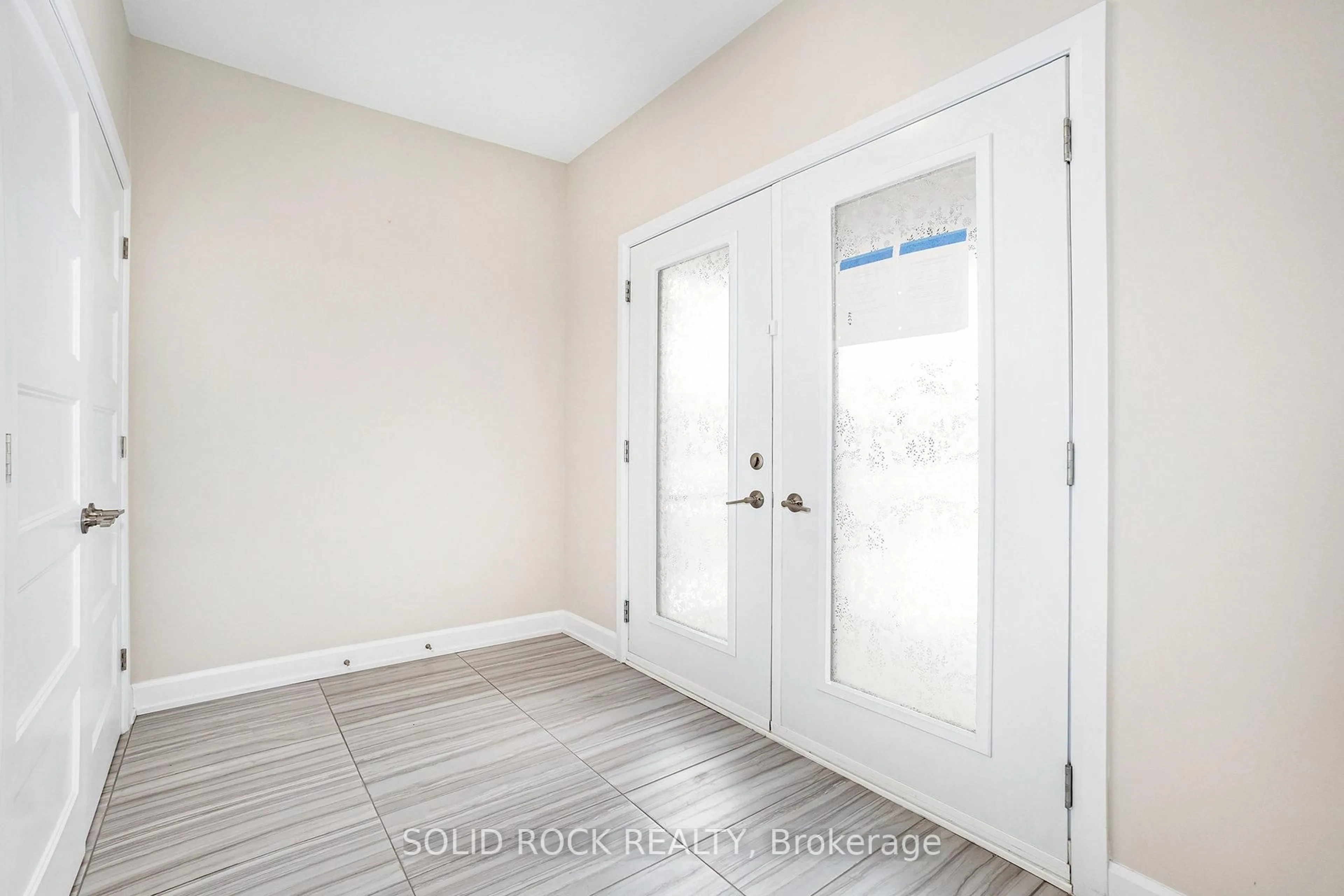 Indoor entryway for 524 Lucent St, Russell Ontario K4R 0G3