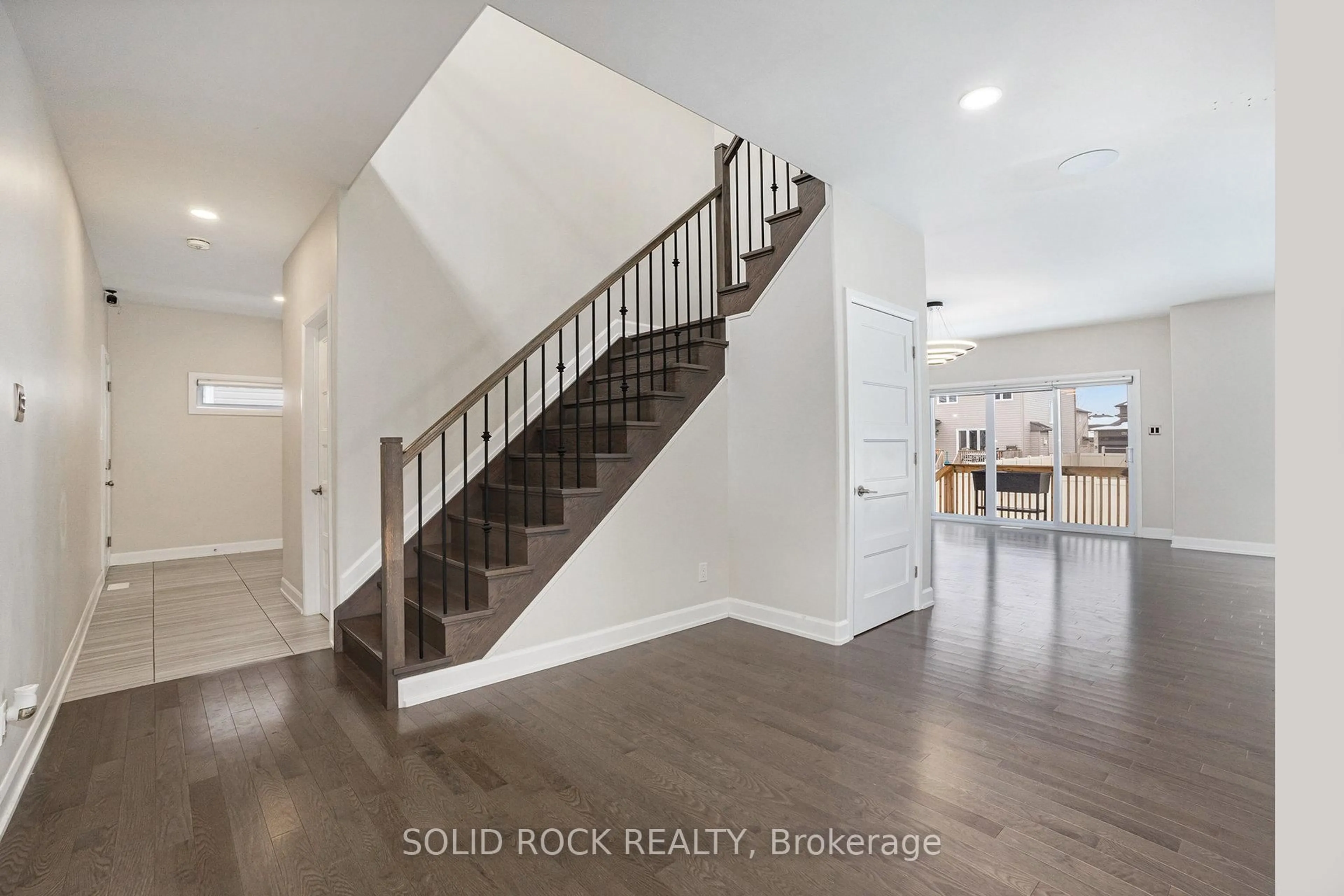 Indoor entryway for 524 Lucent St, Russell Ontario K4R 0G3