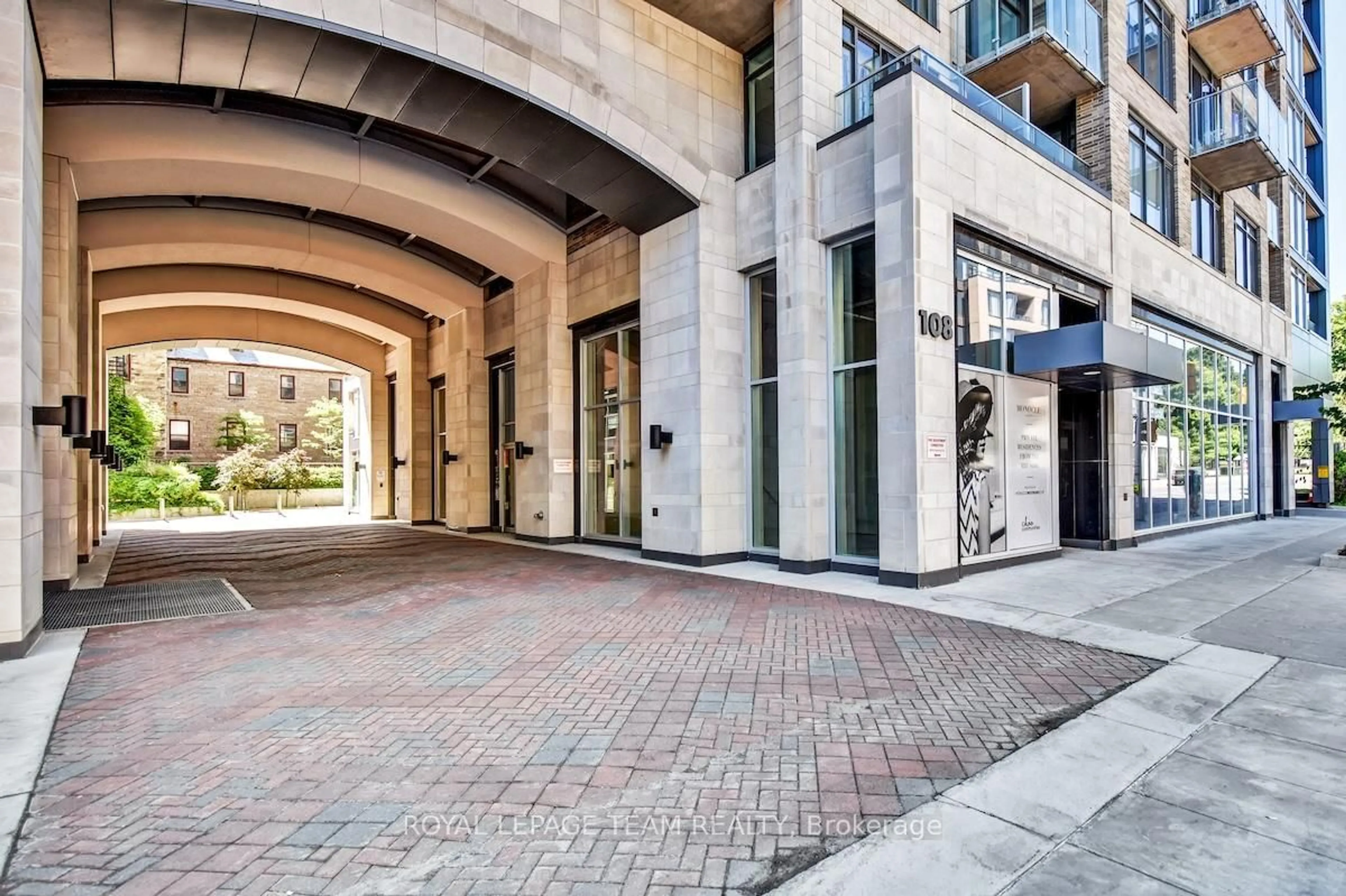 Indoor foyer for 108 Richmond Rd #309, Ottawa Ontario K1Z 0B3