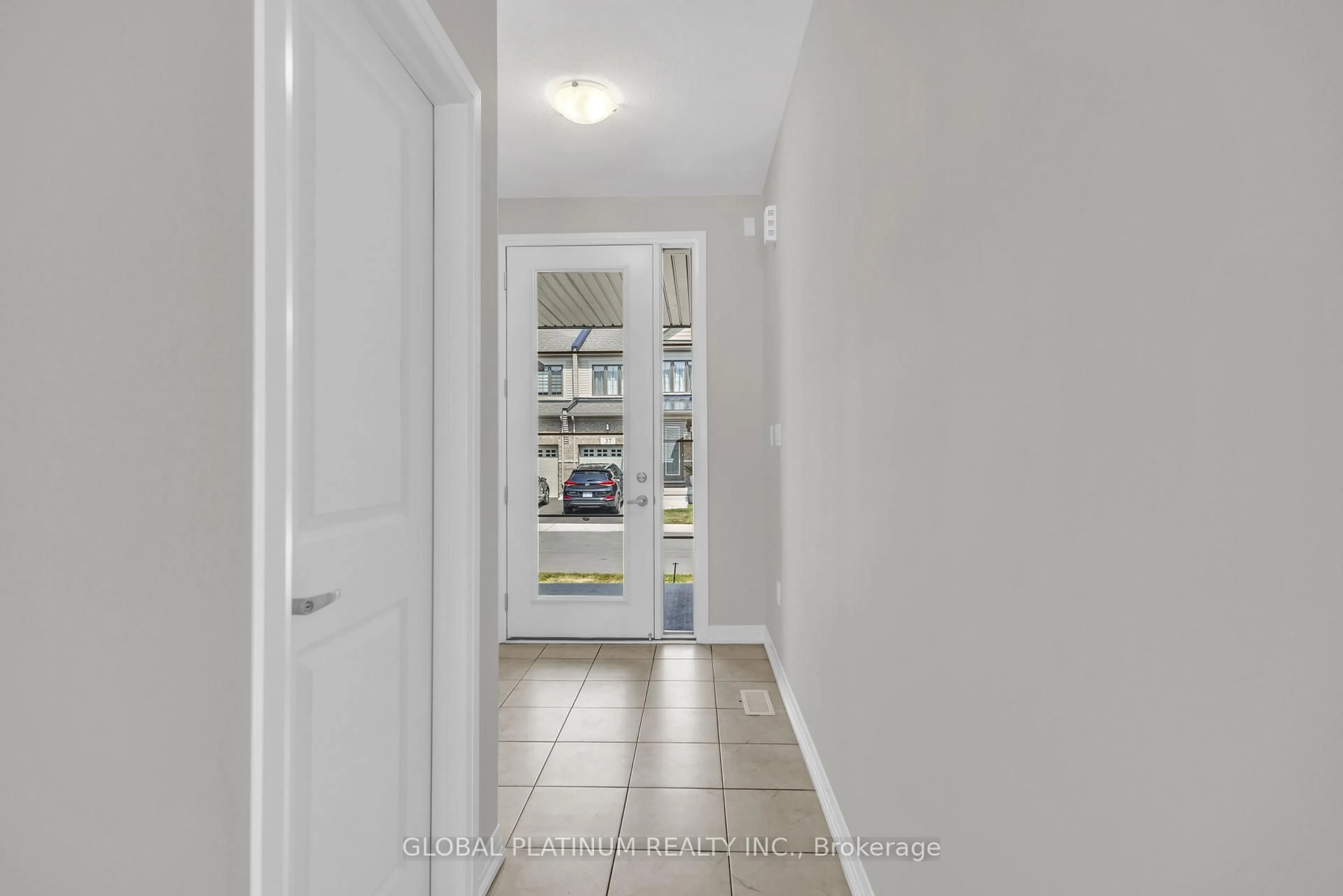 Indoor entryway for 15 Blacklock St #17, Cambridge Ontario N1S 0E6