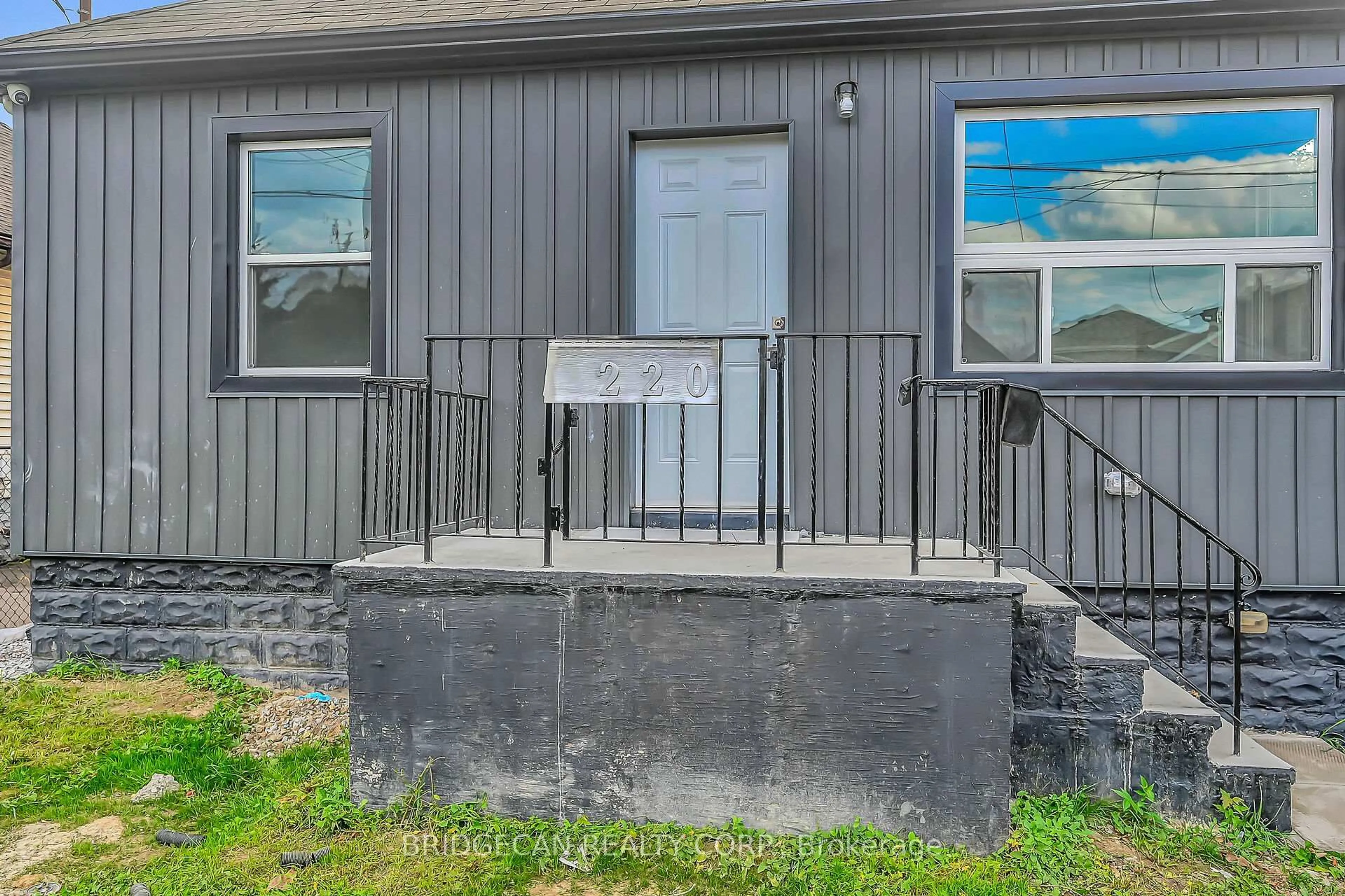 Patio, building for 220 GRENFELL St, Hamilton Ontario L8H 3J7