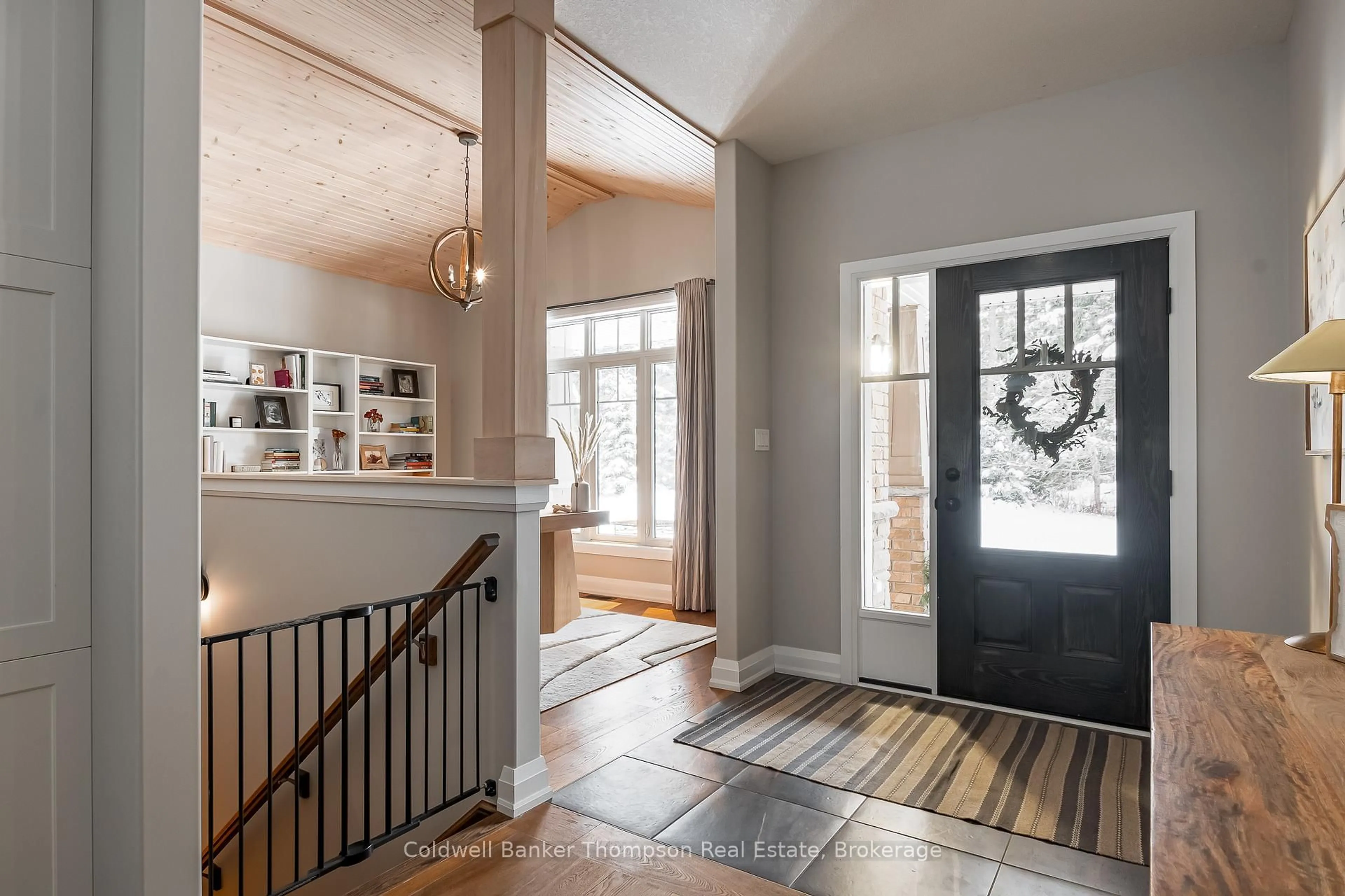 Indoor entryway for 744 North Mary Lake Rd, Huntsville Ontario P1H 1S4