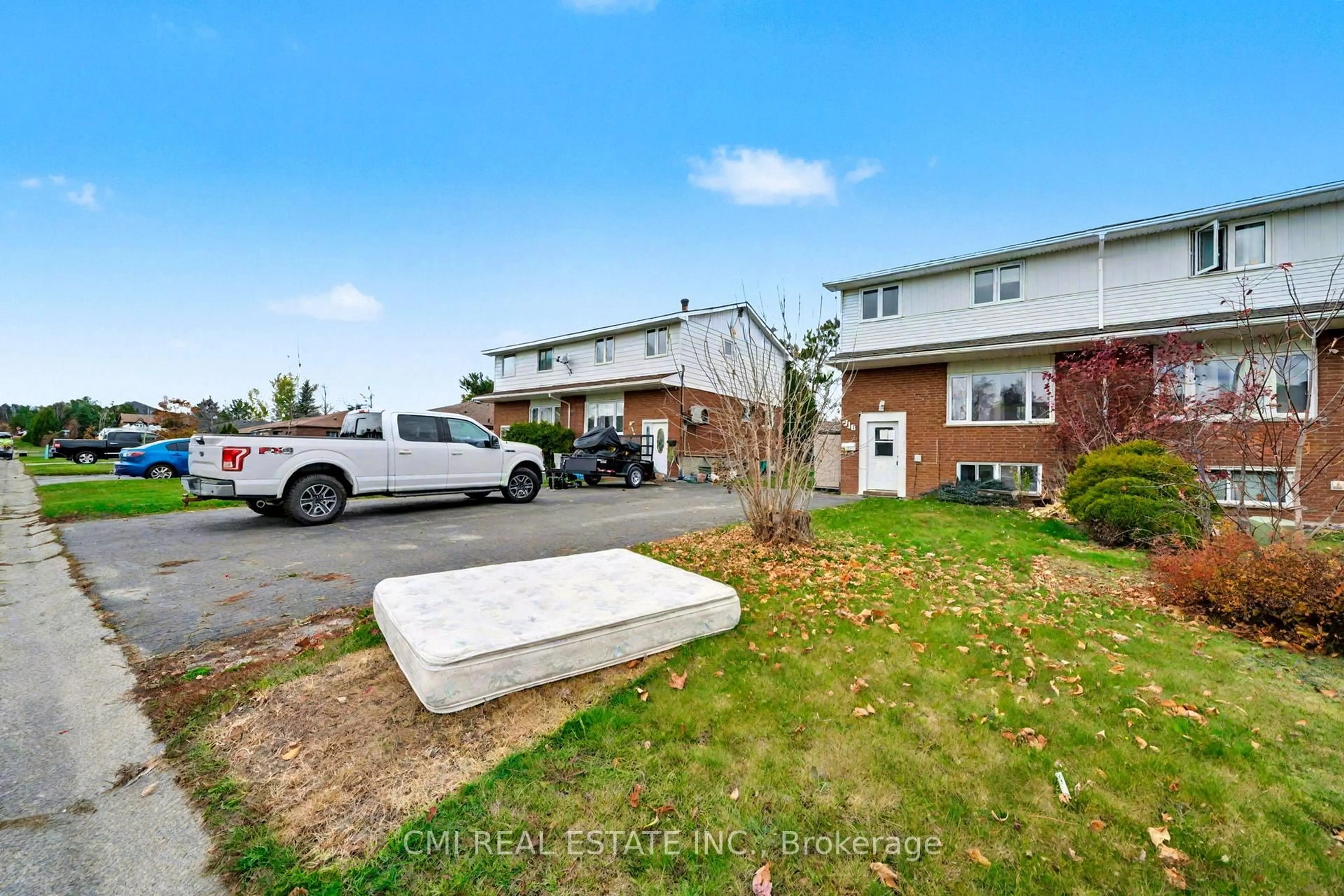 A pic from outside/outdoor area/front of a property/back of a property/a pic from drone, street for 916 Woodbine Ave, Greater Sudbury Ontario P3A 5A8