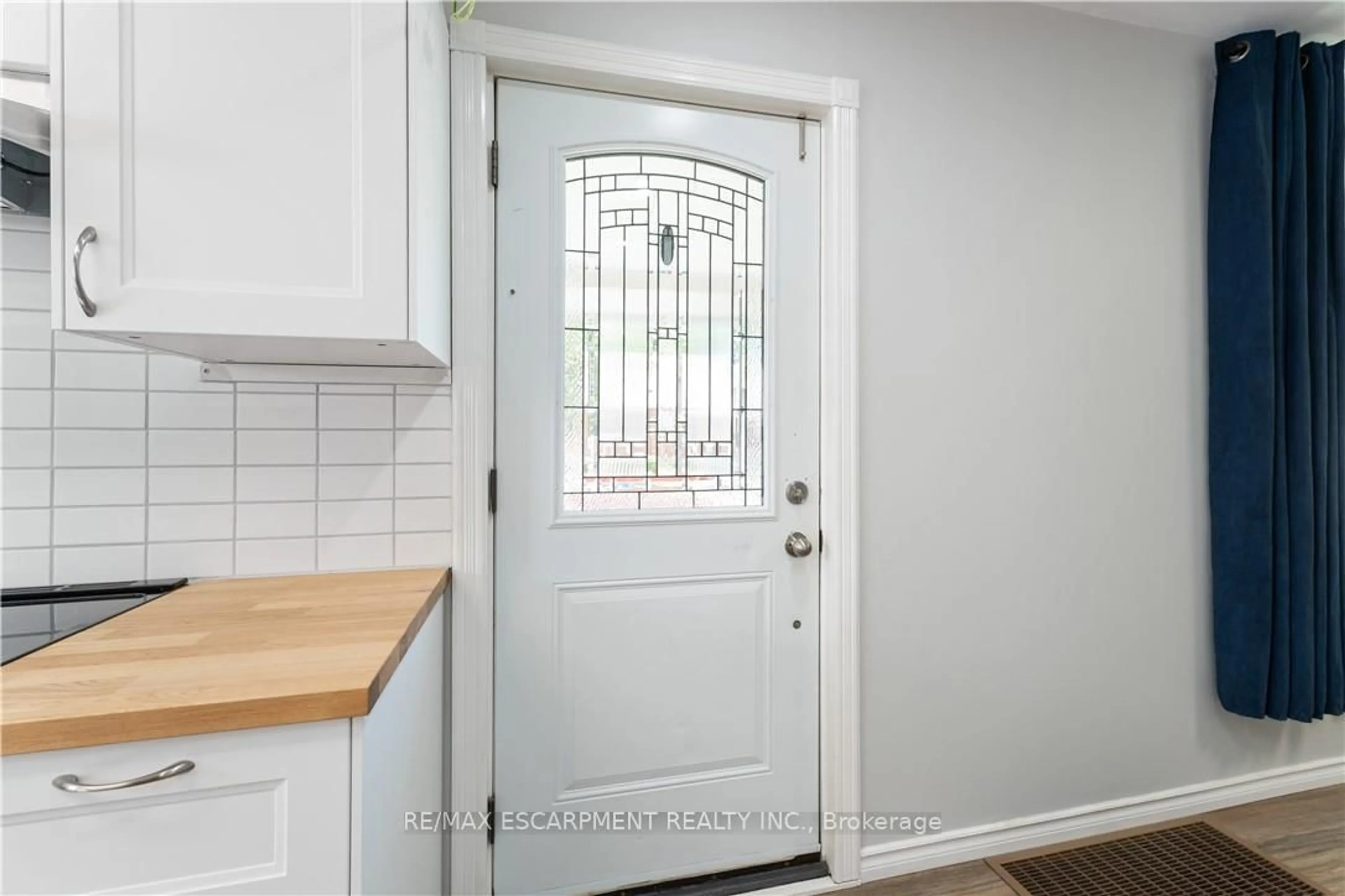 Indoor entryway for 197 East 12th St, Hamilton Ontario L9A 3X5