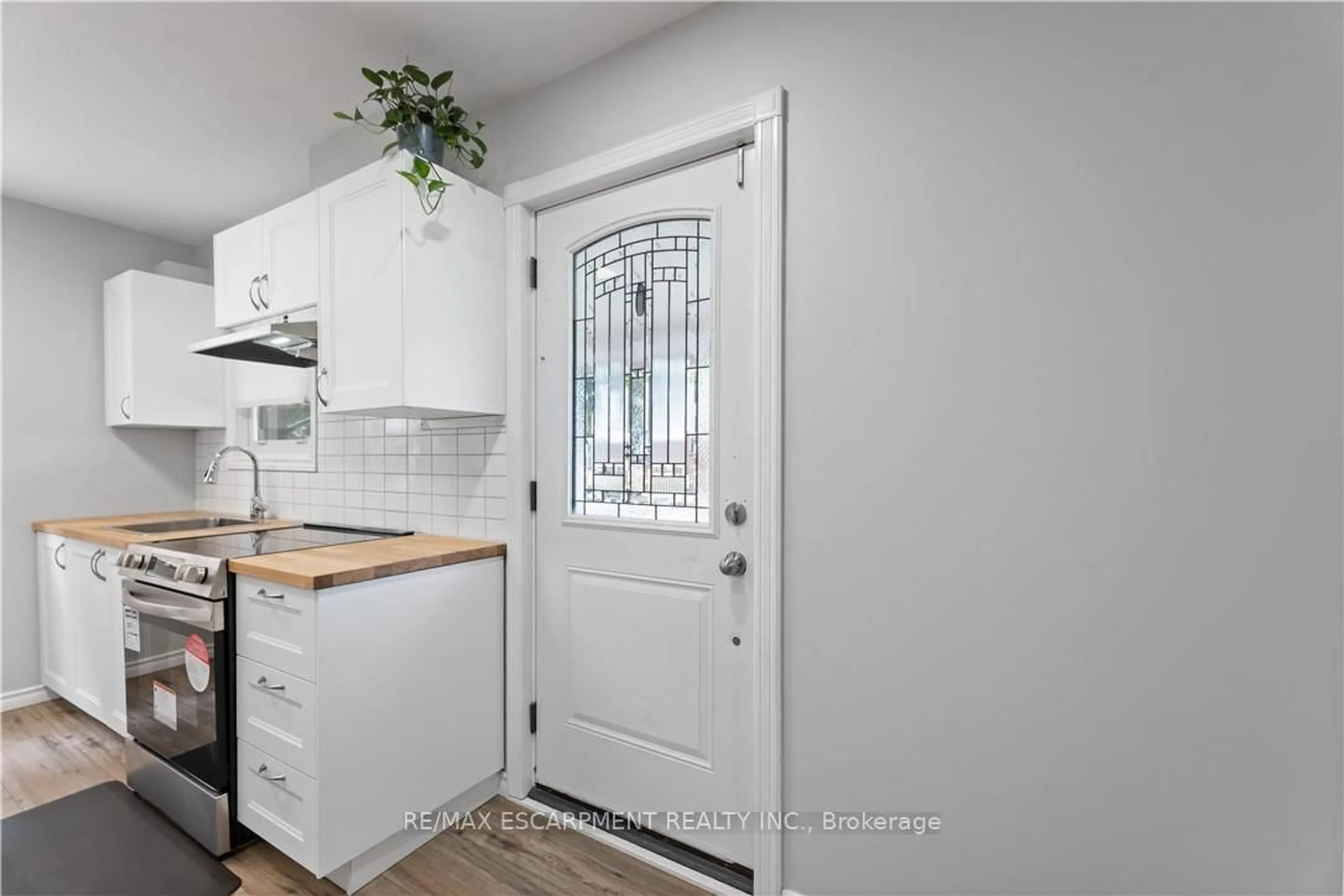 Indoor entryway for 197 East 12th St, Hamilton Ontario L9A 3X5