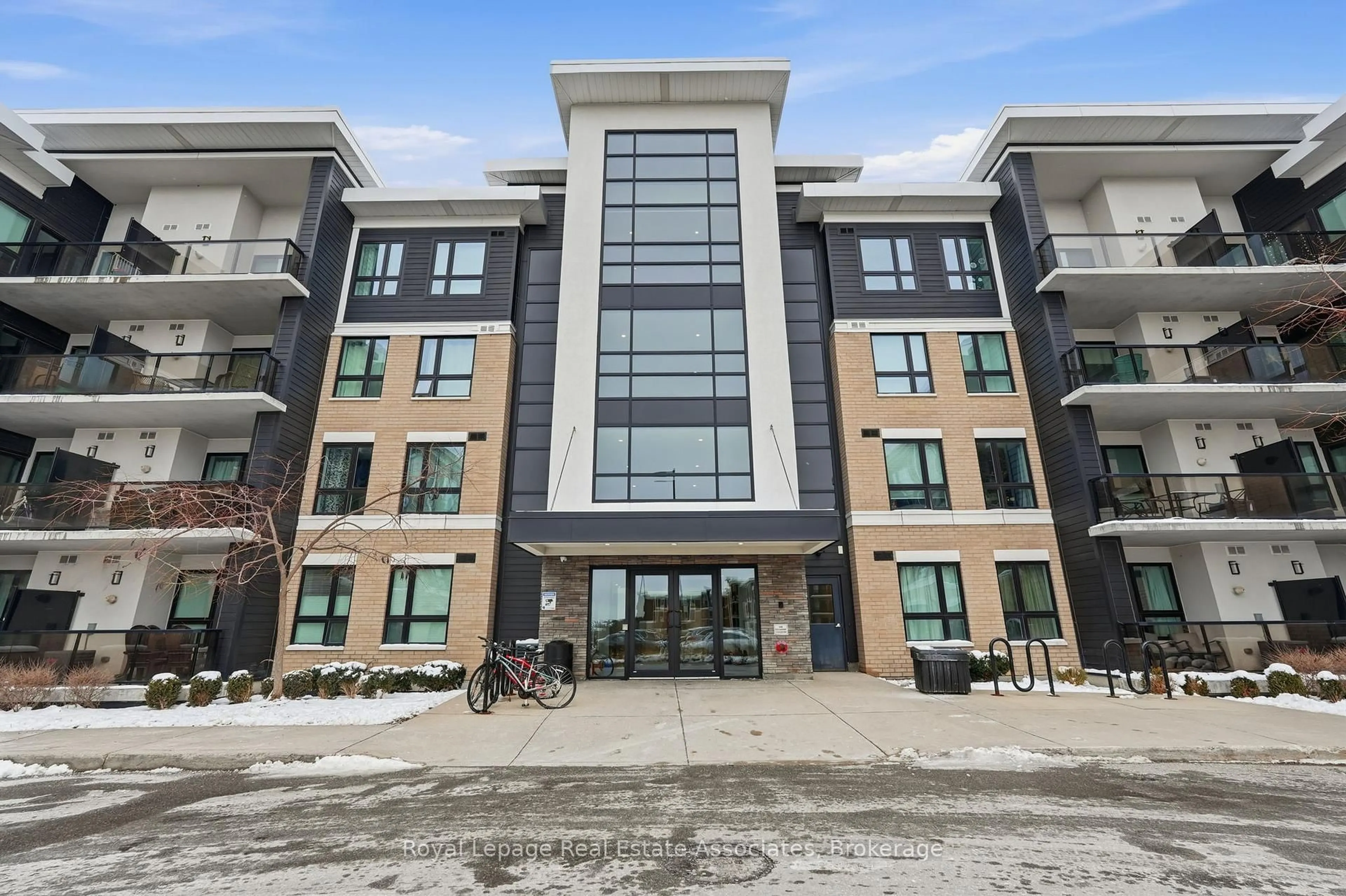 Indoor foyer for 1284 Gordon St #410, Guelph Ontario N1L 0M8