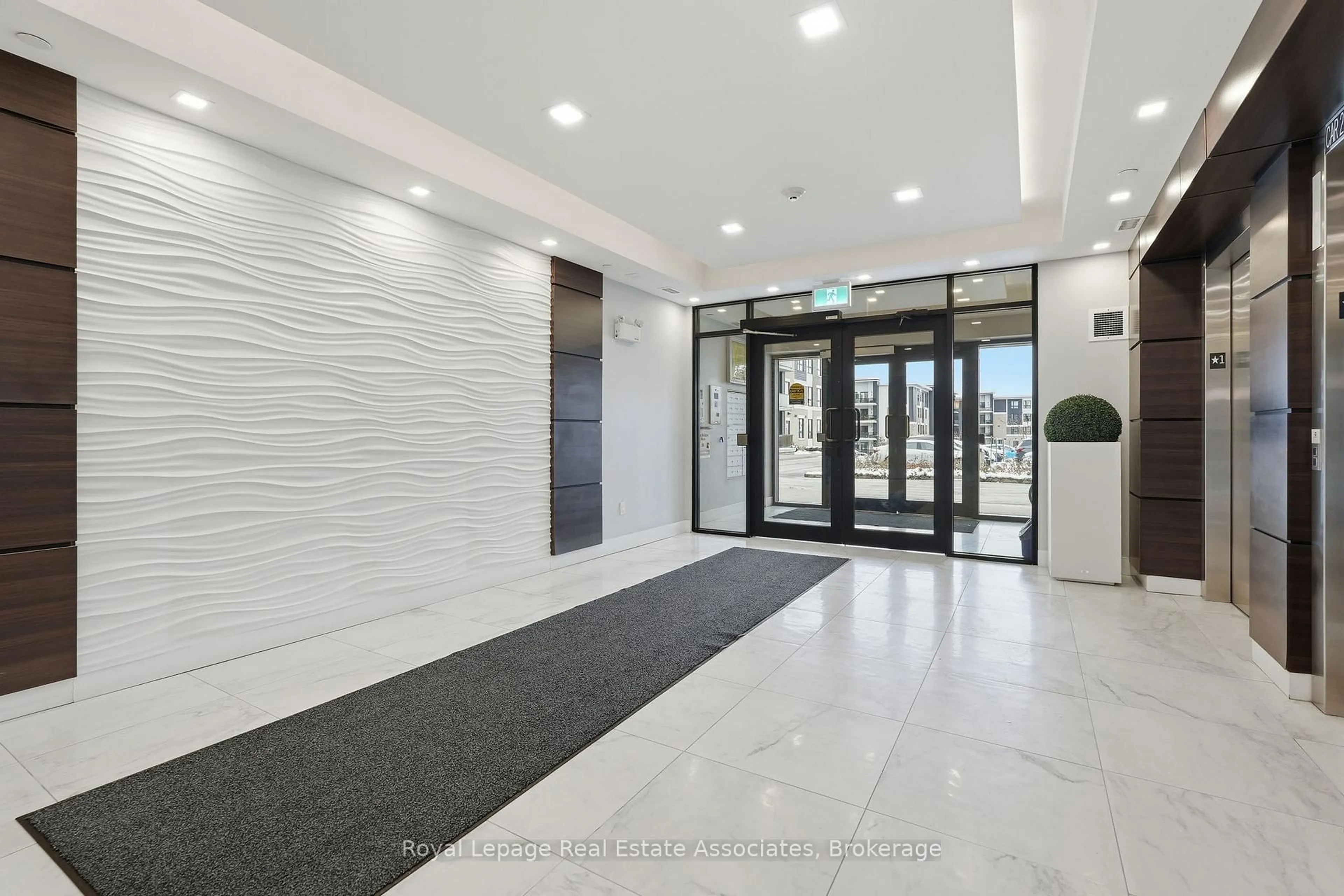 Indoor foyer for 1284 Gordon St #410, Guelph Ontario N1L 0M8