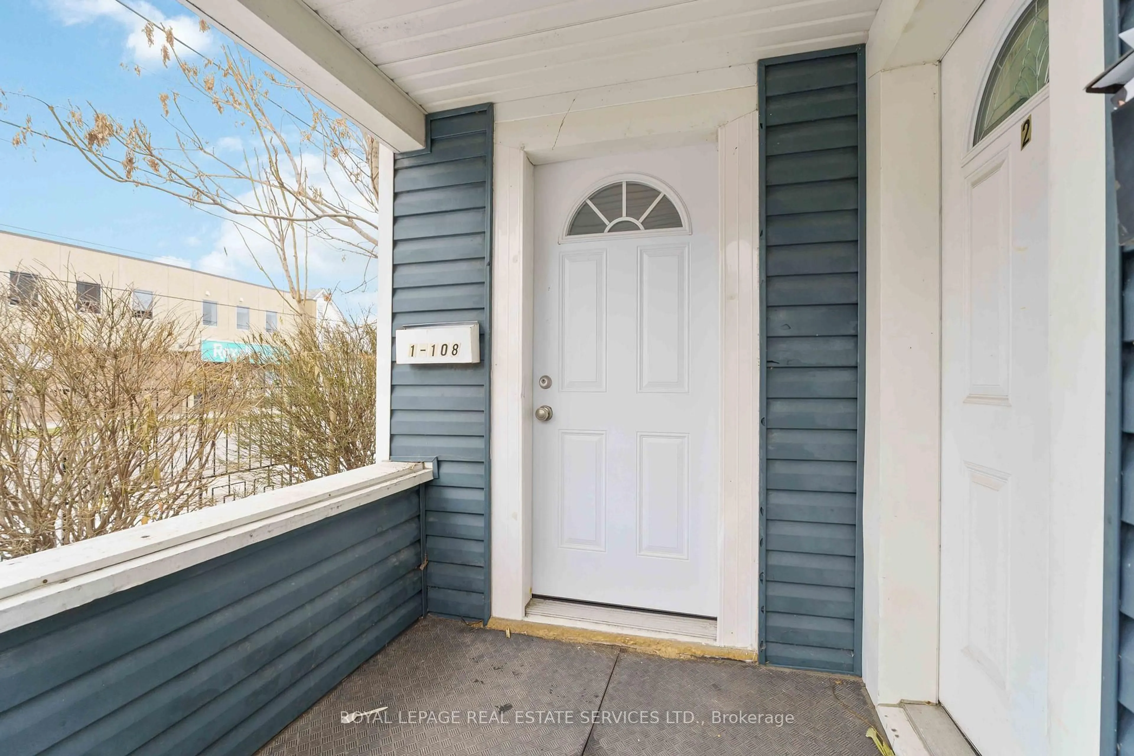 Indoor entryway for 108 Queenston St, St. Catharines Ontario L2R 2Z3