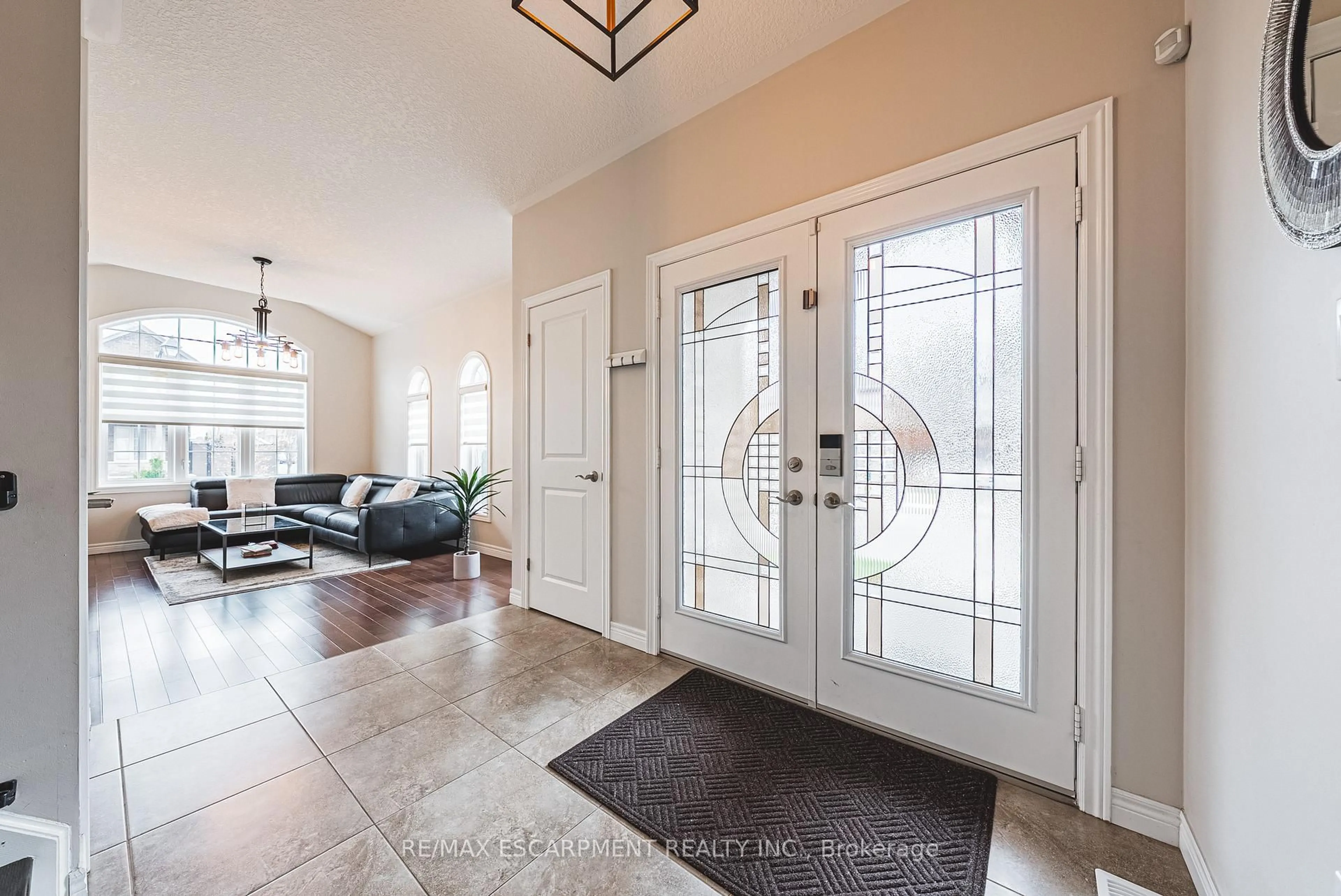 Indoor entryway for 96 Hidden Ridge Cres, Hamilton Ontario L9A 2X3