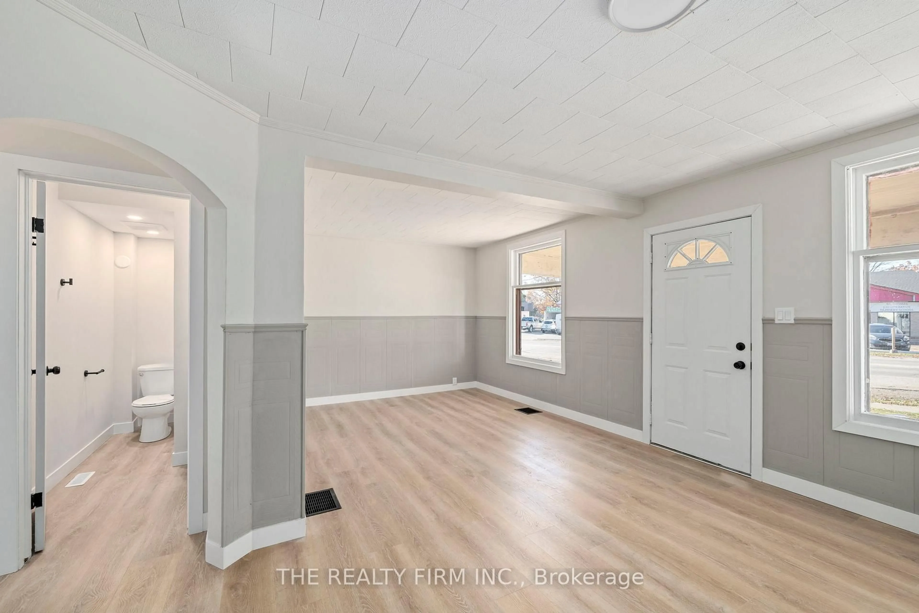 A pic of a room for 165 Sunset Dr, St. Thomas Ontario N5R 3C1