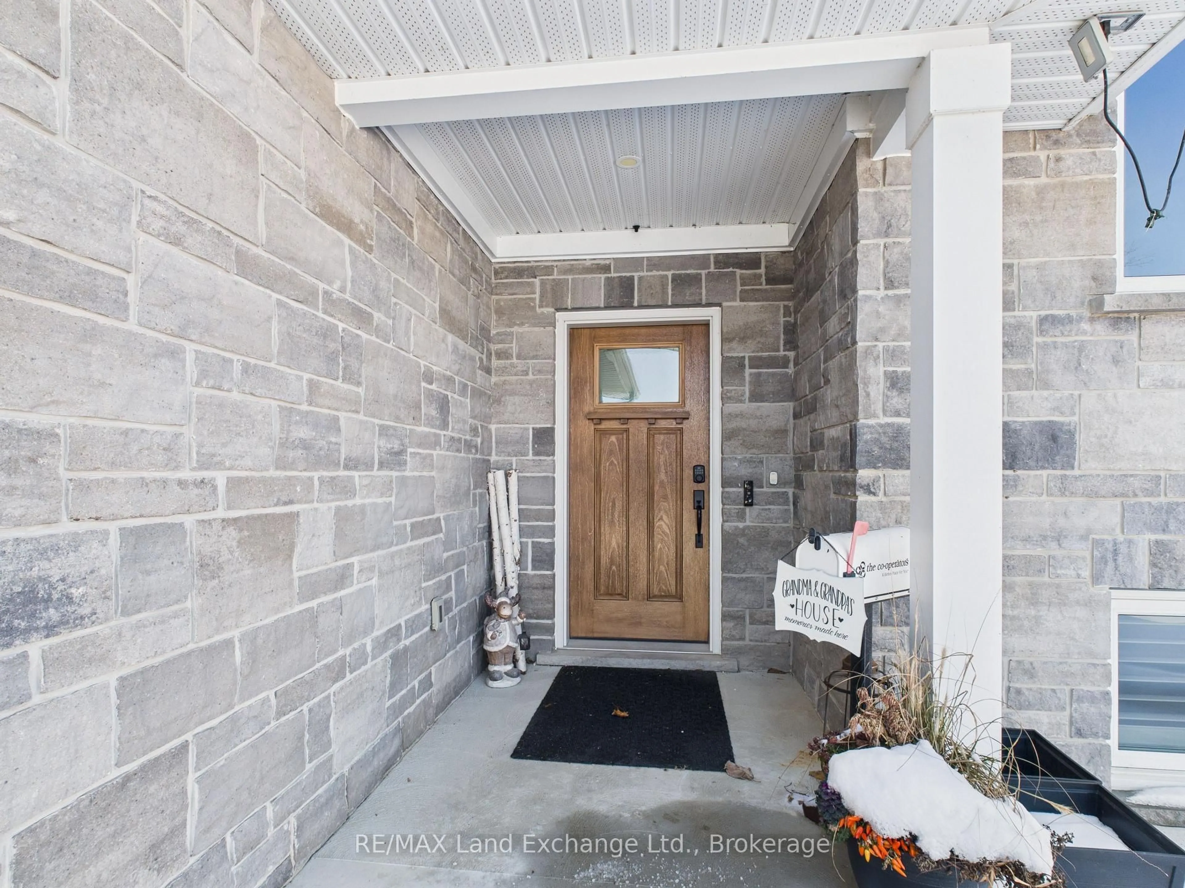 Indoor entryway for 756 Reynolds Dr, Kincardine Ontario N2Z 3B6