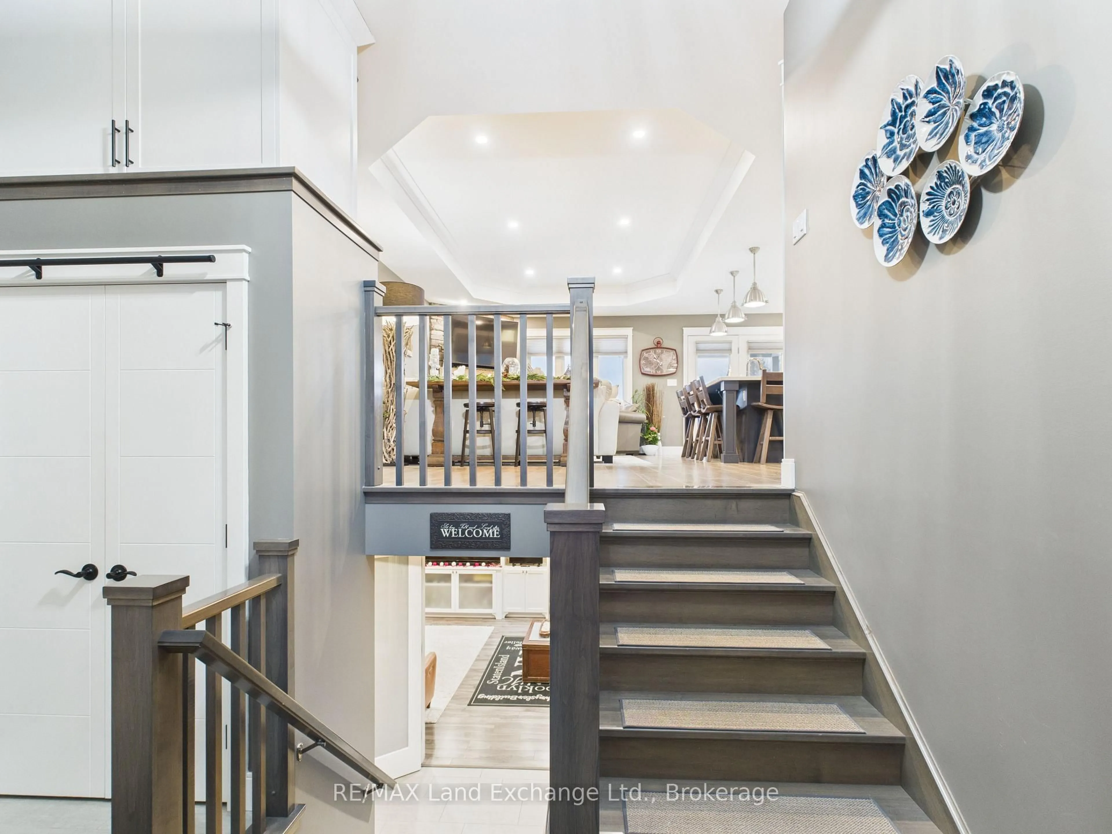 Indoor foyer for 756 Reynolds Dr, Kincardine Ontario N2Z 3B6