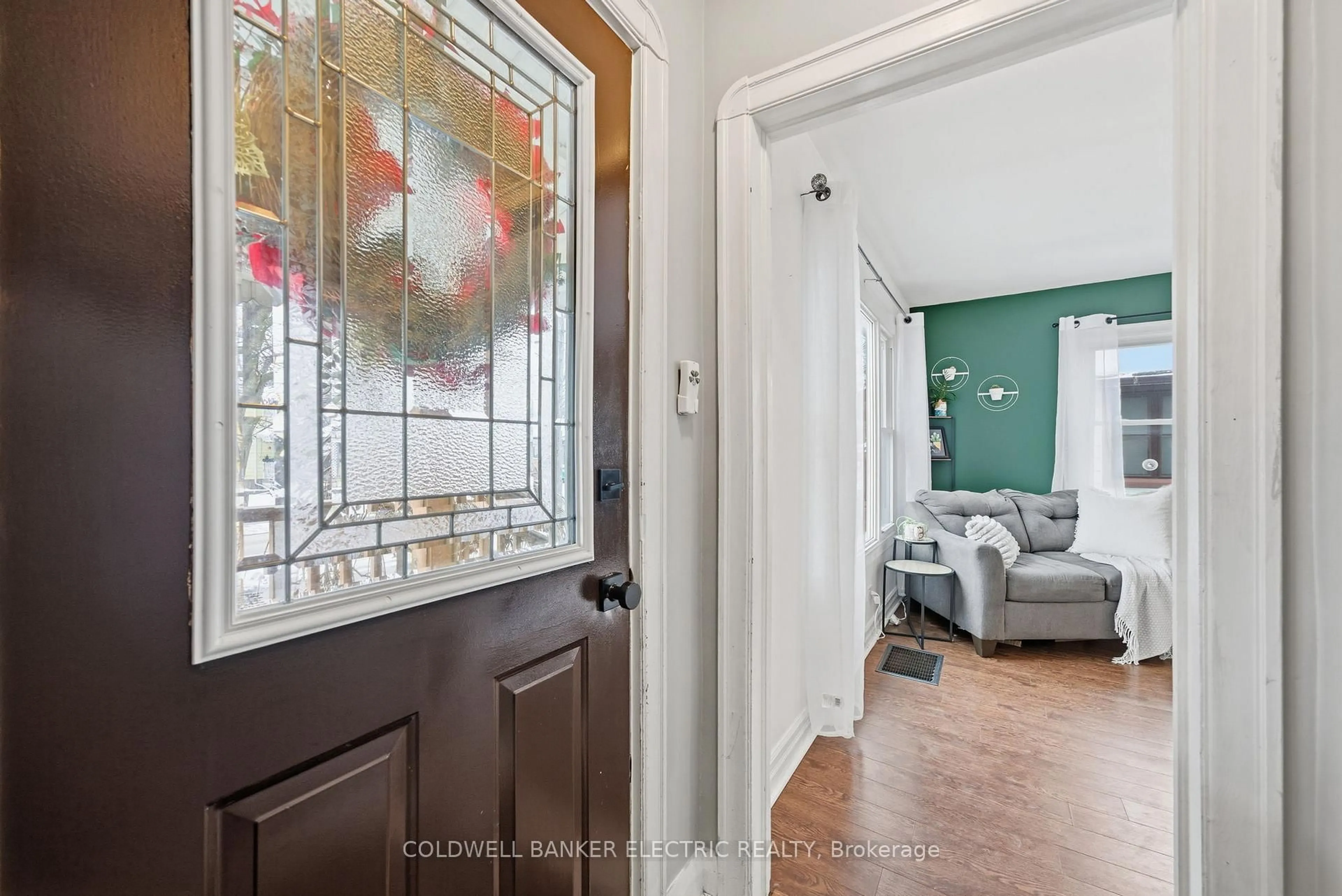 Indoor entryway for 144 Fradette Ave, Peterborough Ontario K9J 1T5