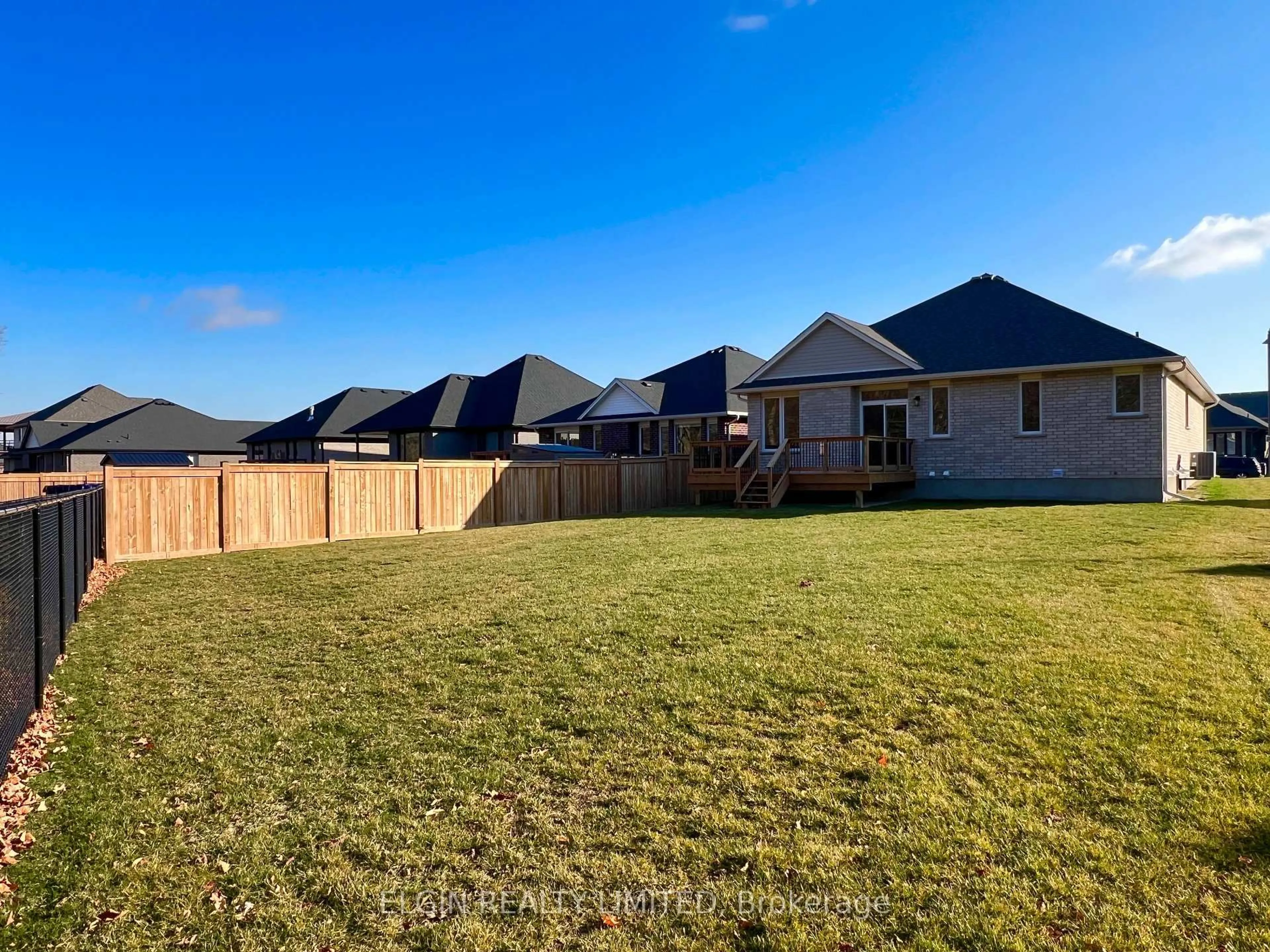 A pic from outside/outdoor area/front of a property/back of a property/a pic from drone, street for 25 Dunning Way, St. Thomas Ontario N5R 0P7