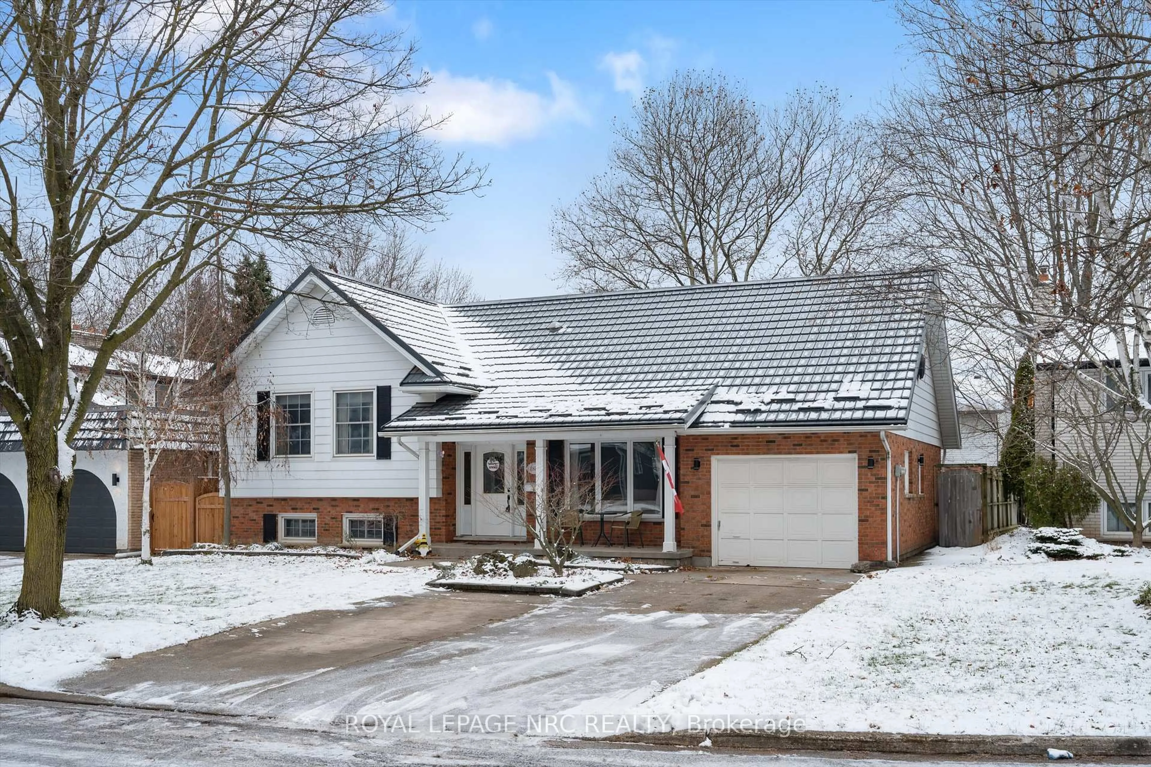 Home with brick exterior material, street for 2821 Solar Cres, Niagara Falls Ontario L2J 4A8