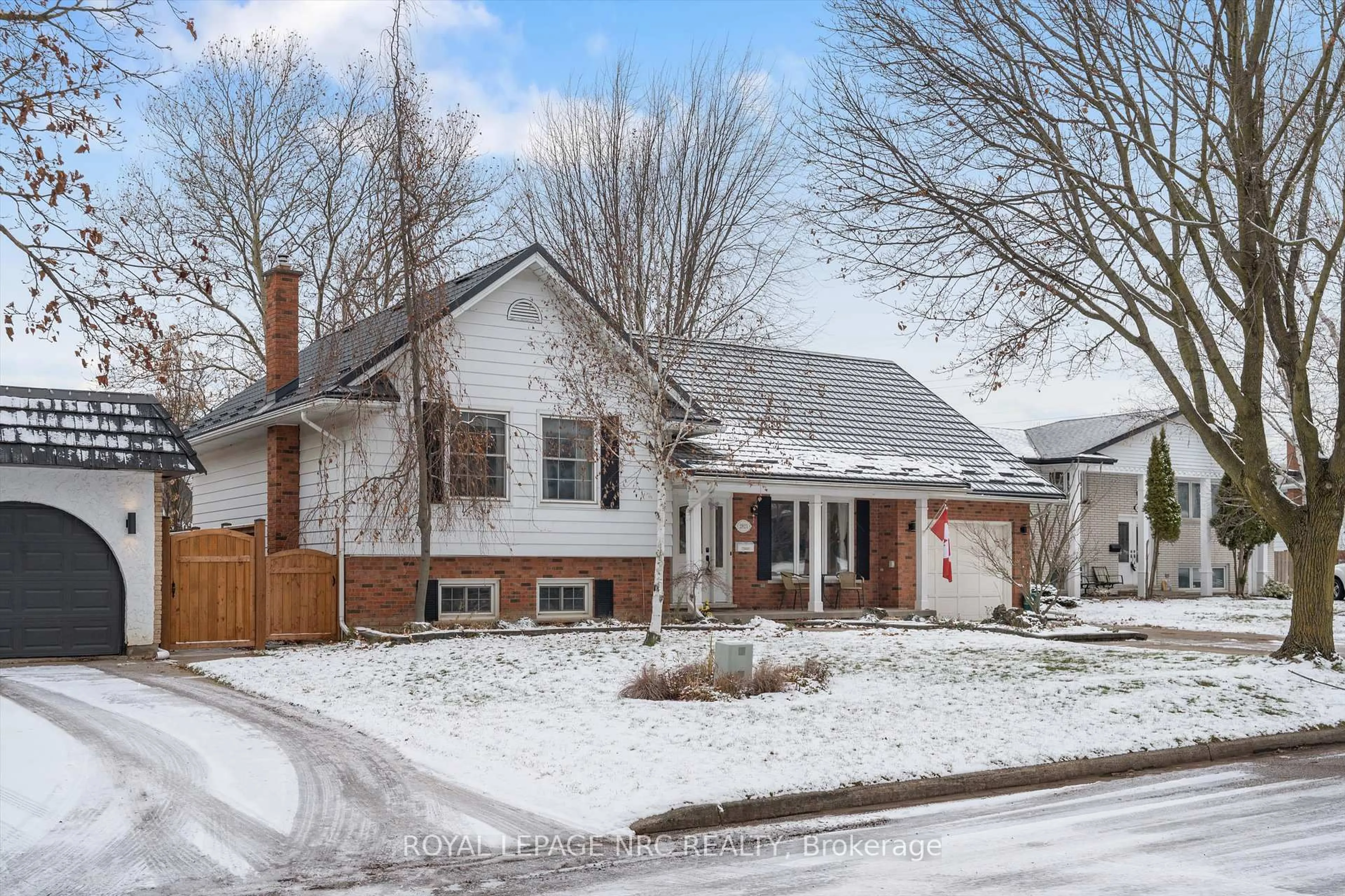 Home with brick exterior material, street for 2821 Solar Cres, Niagara Falls Ontario L2J 4A8