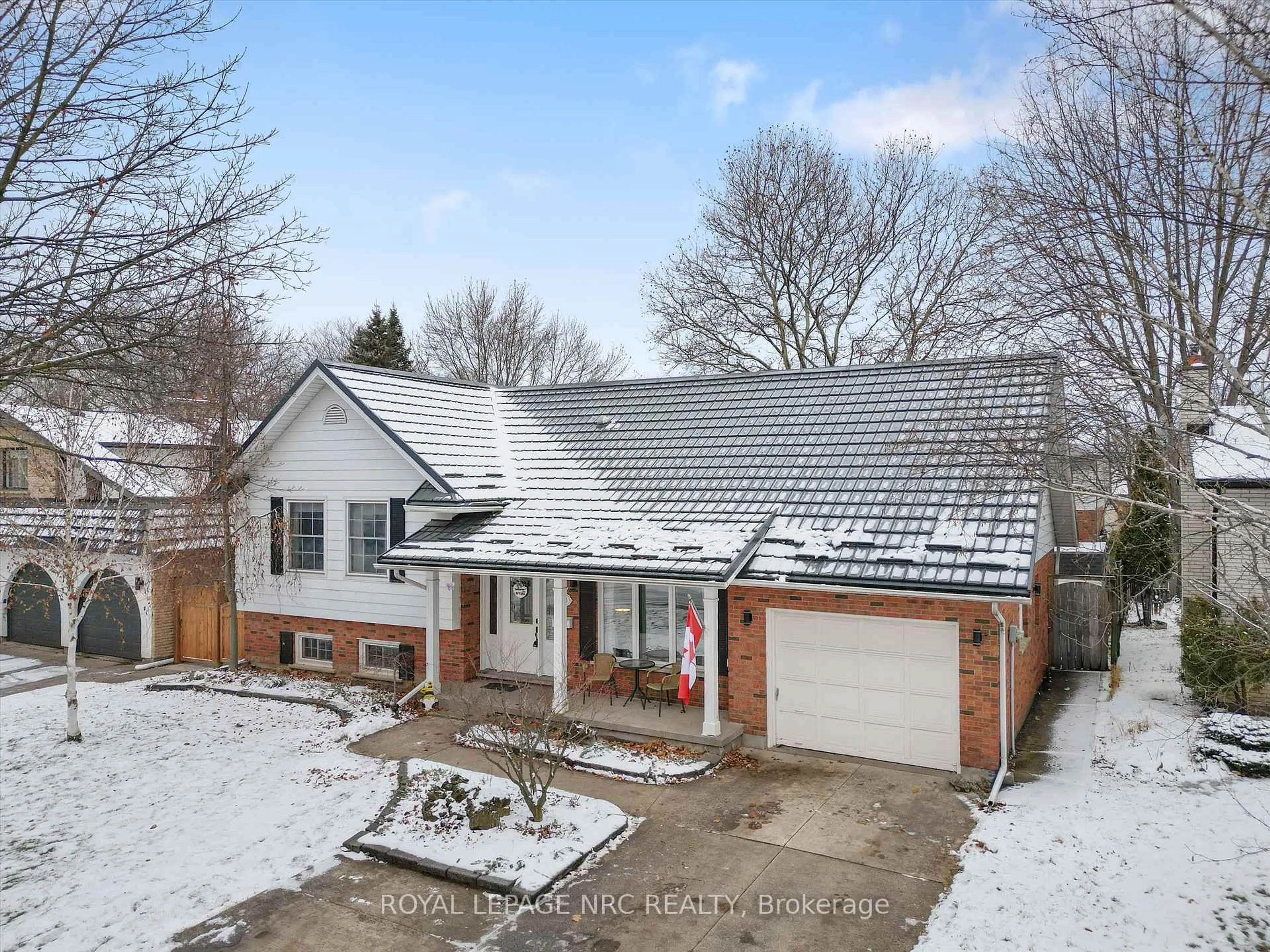 A pic from outside/outdoor area/front of a property/back of a property/a pic from drone, street for 2821 Solar Cres, Niagara Falls Ontario L2J 4A8