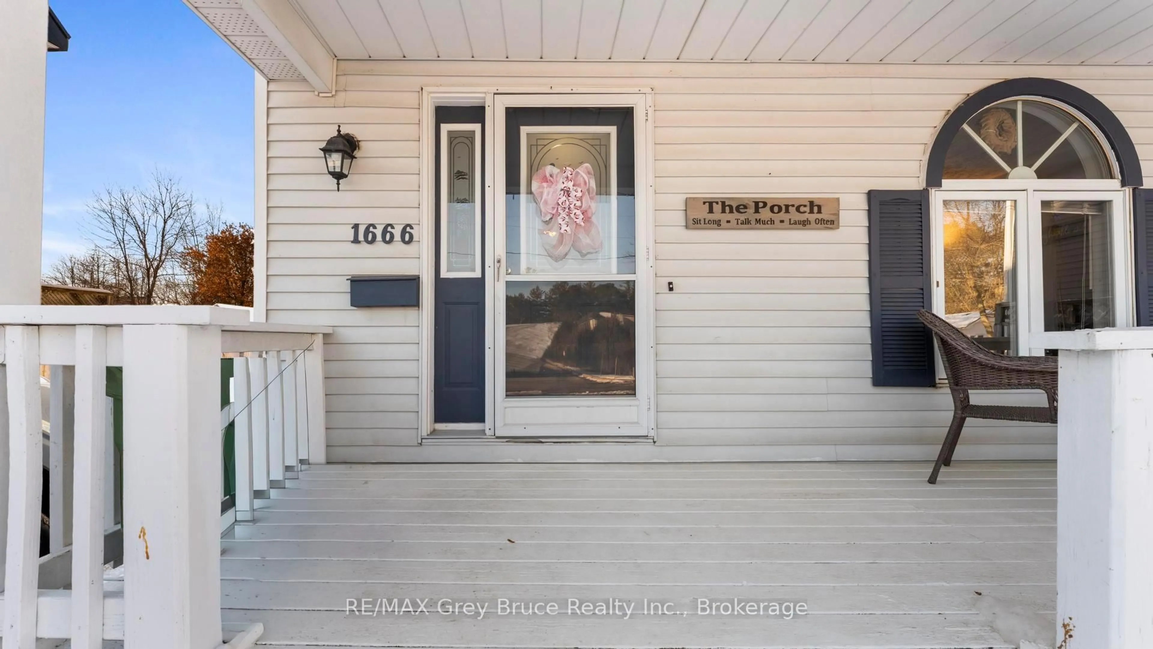Indoor entryway for 1666 3rd Ave, Owen Sound Ontario N4K 4R4