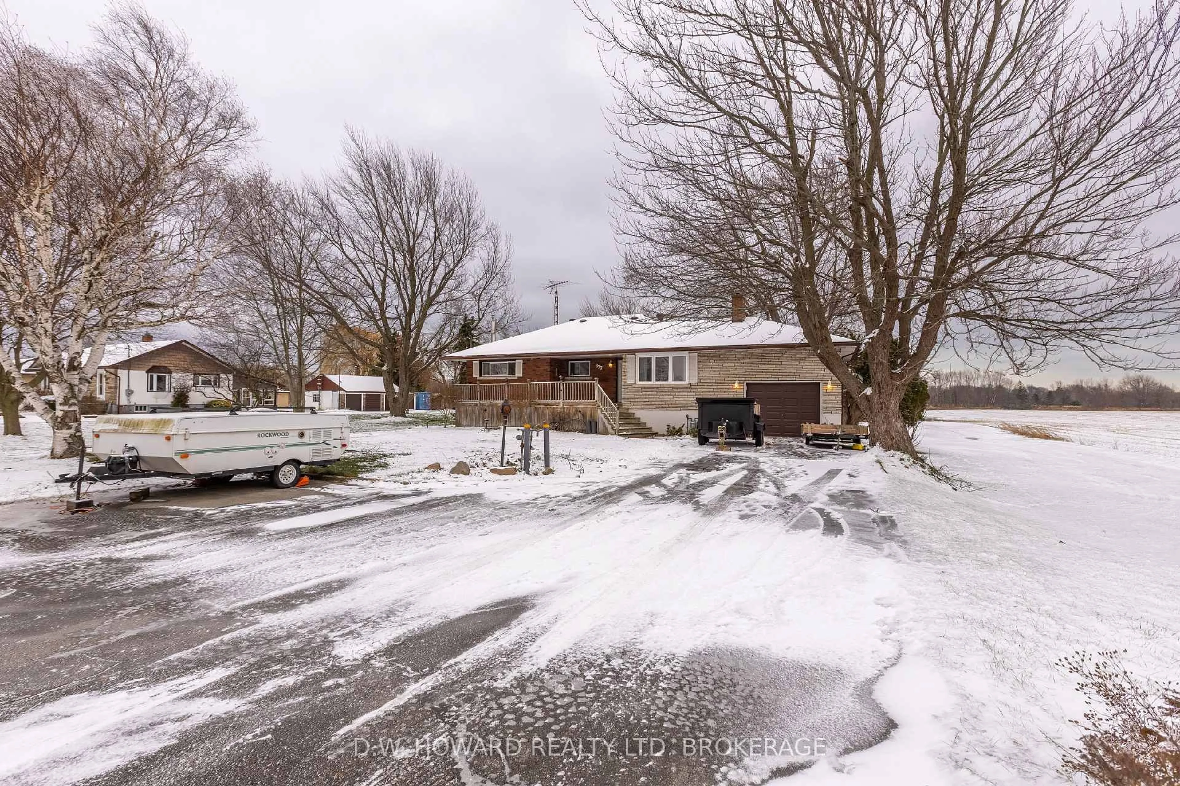 A pic from outside/outdoor area/front of a property/back of a property/a pic from drone, street for 877 Killaly St, Port Colborne Ontario L3K 5V3