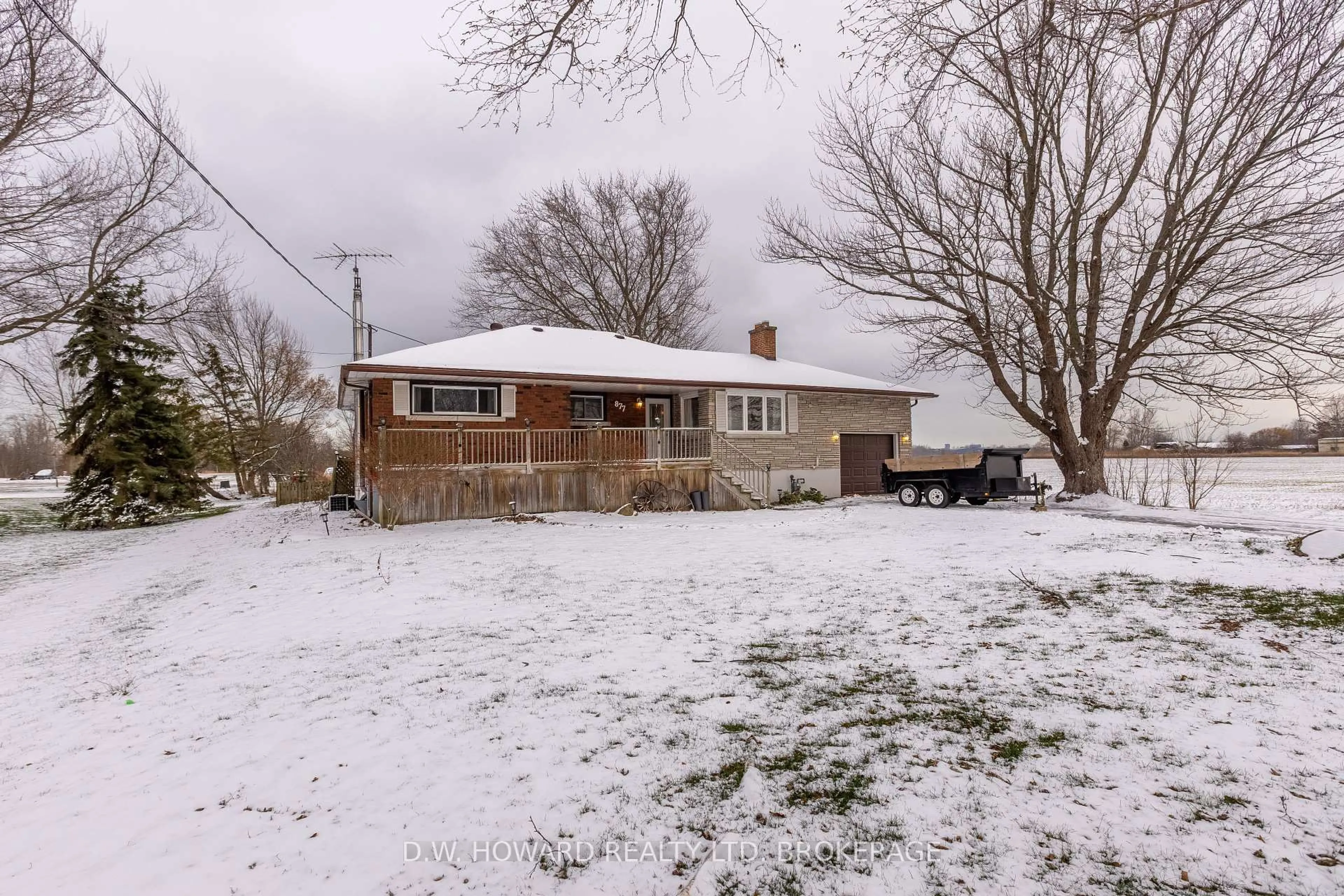 A pic from outside/outdoor area/front of a property/back of a property/a pic from drone, street for 877 Killaly St, Port Colborne Ontario L3K 5V3