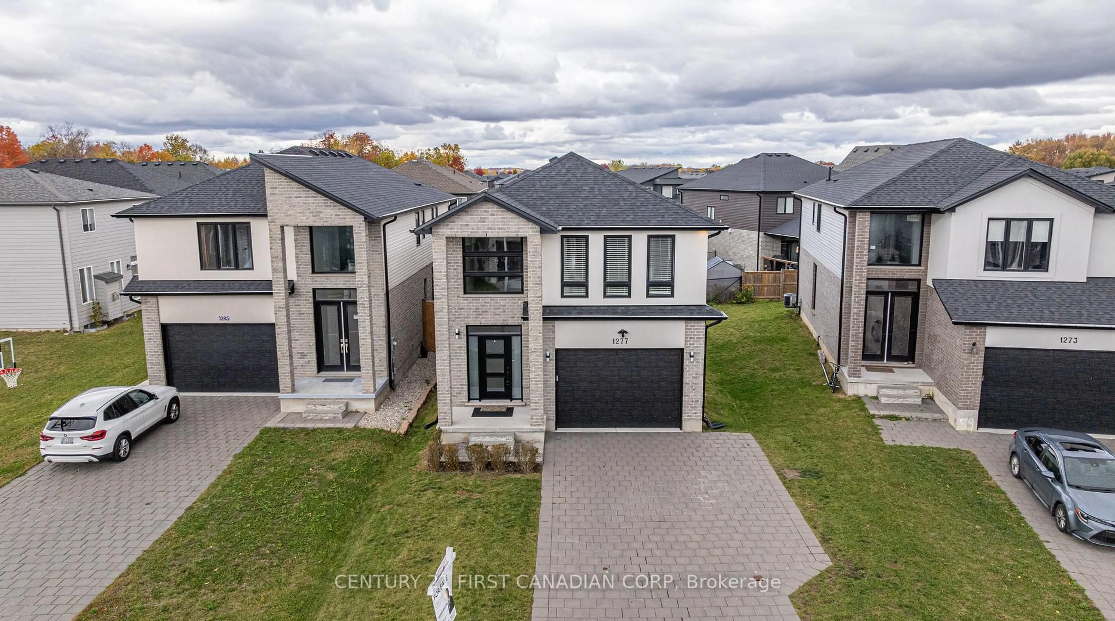 A pic from outside/outdoor area/front of a property/back of a property/a pic from drone, street for 1277 SANDBAR St, London North Ontario N6G 0Y3