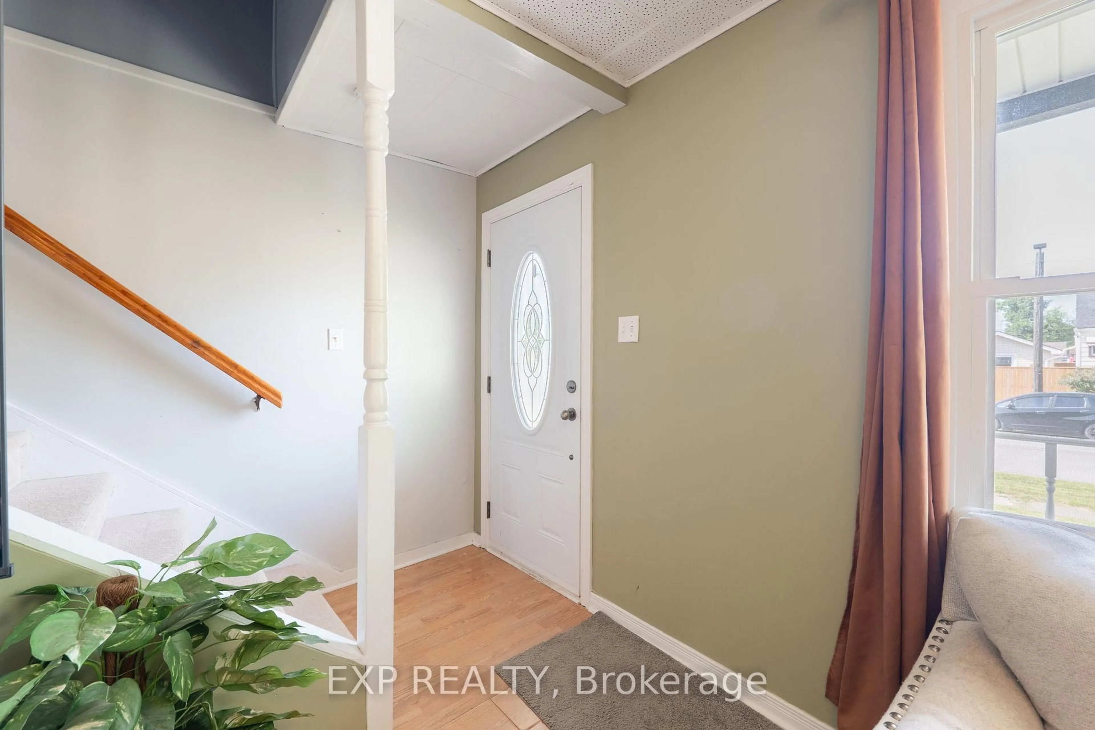Indoor entryway for 325 Simpson Ave, Welland Ontario L3B 4Y7