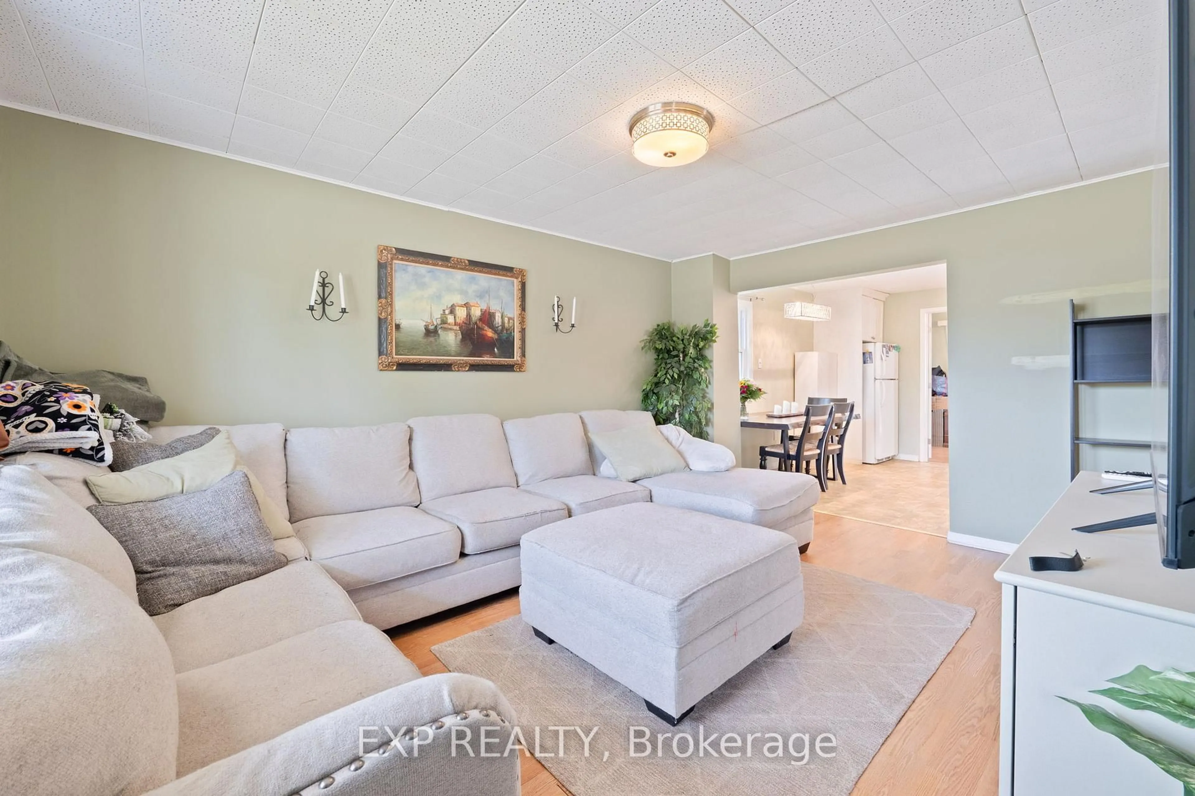 Living room with furniture, unknown for 325 Simpson Ave, Welland Ontario L3B 4Y7