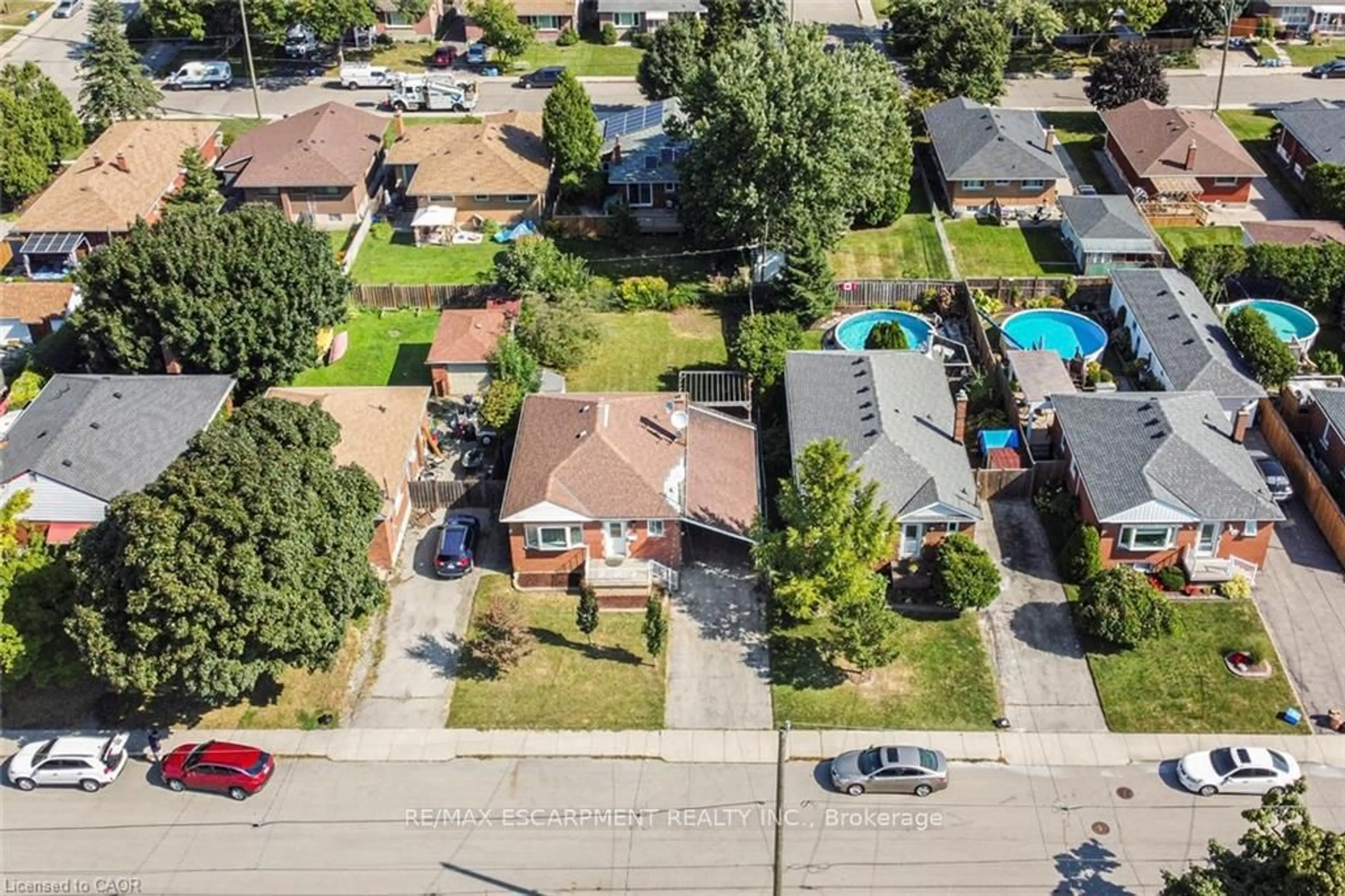 A pic from outside/outdoor area/front of a property/back of a property/a pic from drone, street for 33 Alderney Ave, Hamilton Ontario L9A 2A6