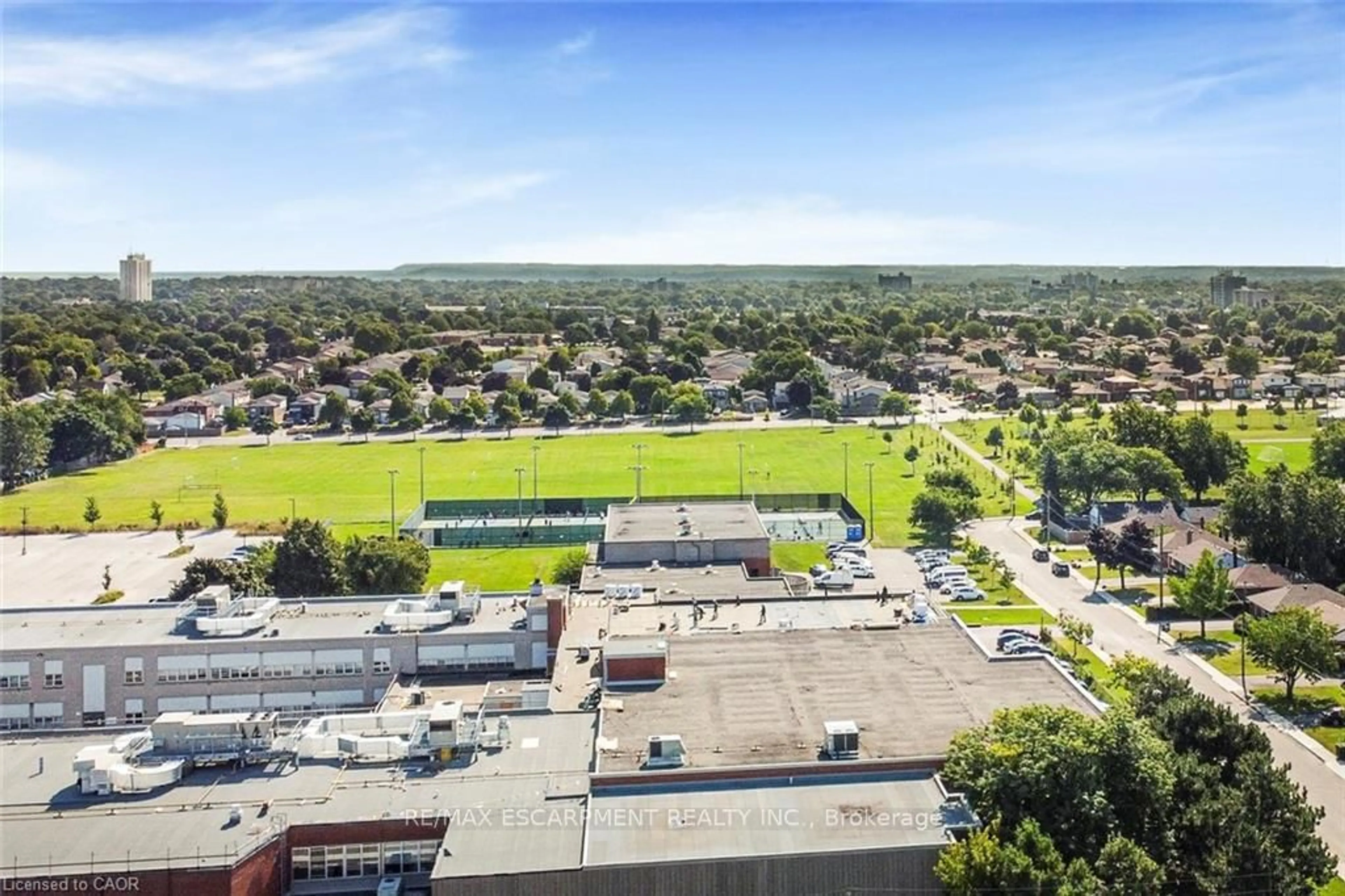 A pic from outside/outdoor area/front of a property/back of a property/a pic from drone, building for 33 Alderney Ave, Hamilton Ontario L9A 2A6