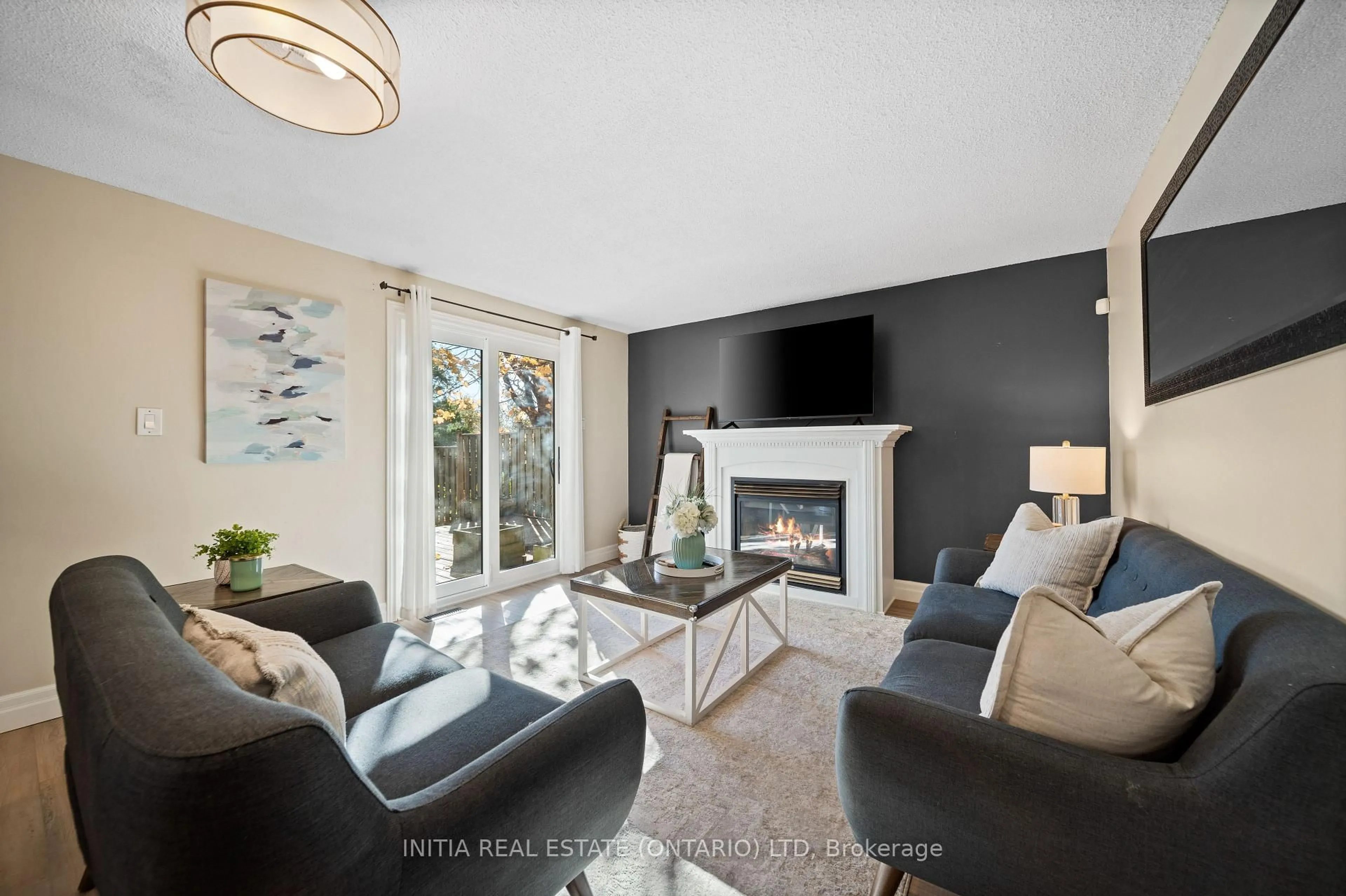 Living room with furniture, unknown for 784 Homeview Rd, London South Ontario N6C 5S6