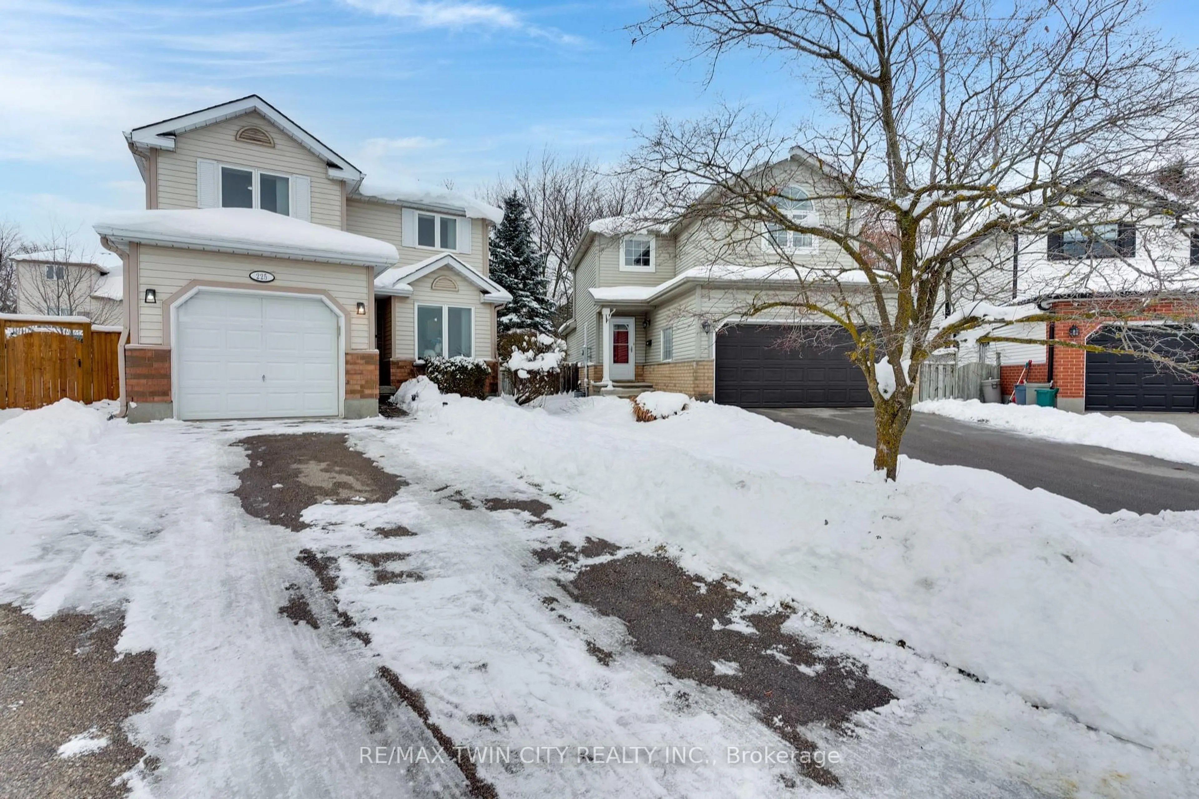 A pic from outside/outdoor area/front of a property/back of a property/a pic from drone, street for 225 Thornbird Pl, Waterloo Ontario N2T 2P1