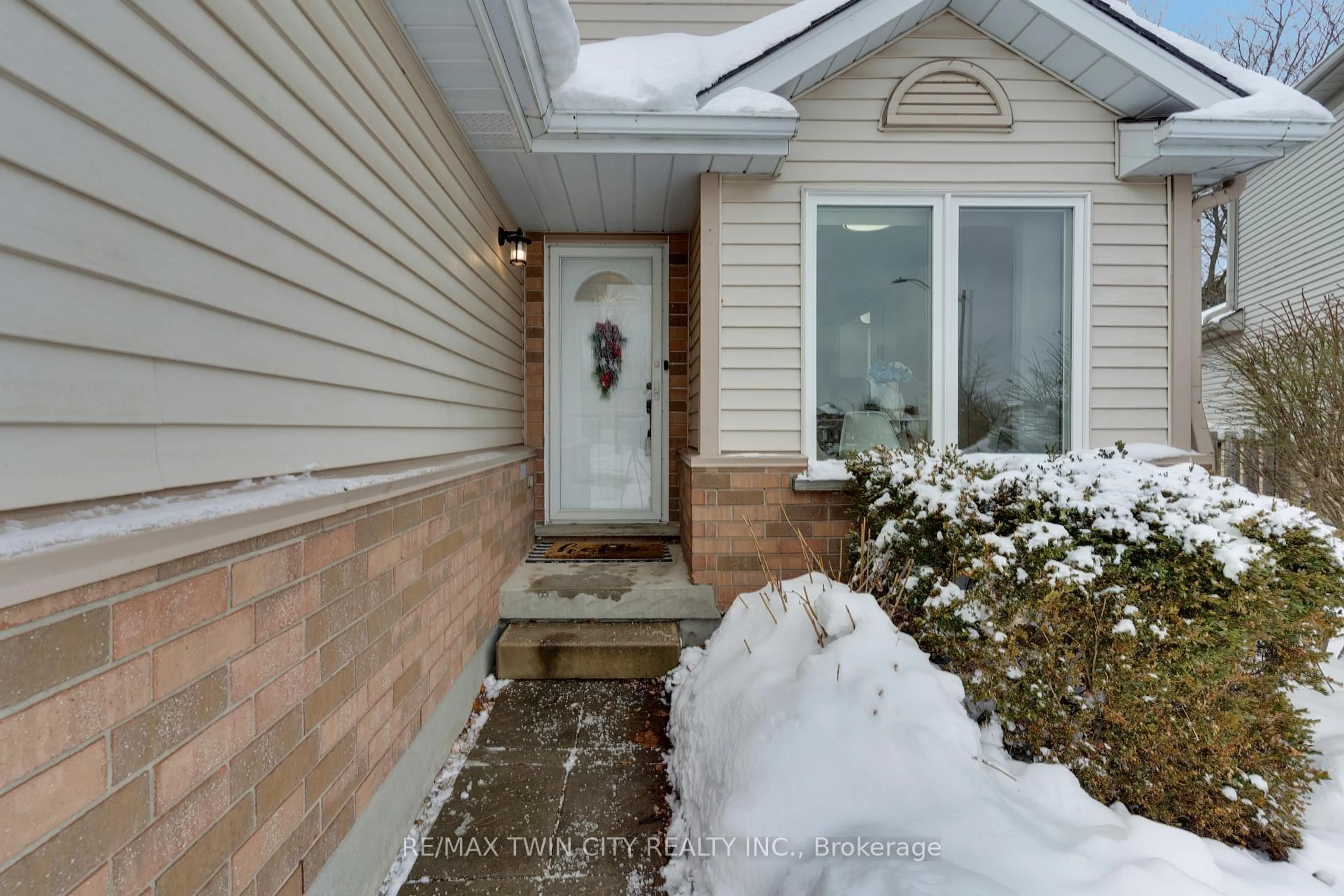 Indoor entryway for 225 Thornbird Pl, Waterloo Ontario N2T 2P1