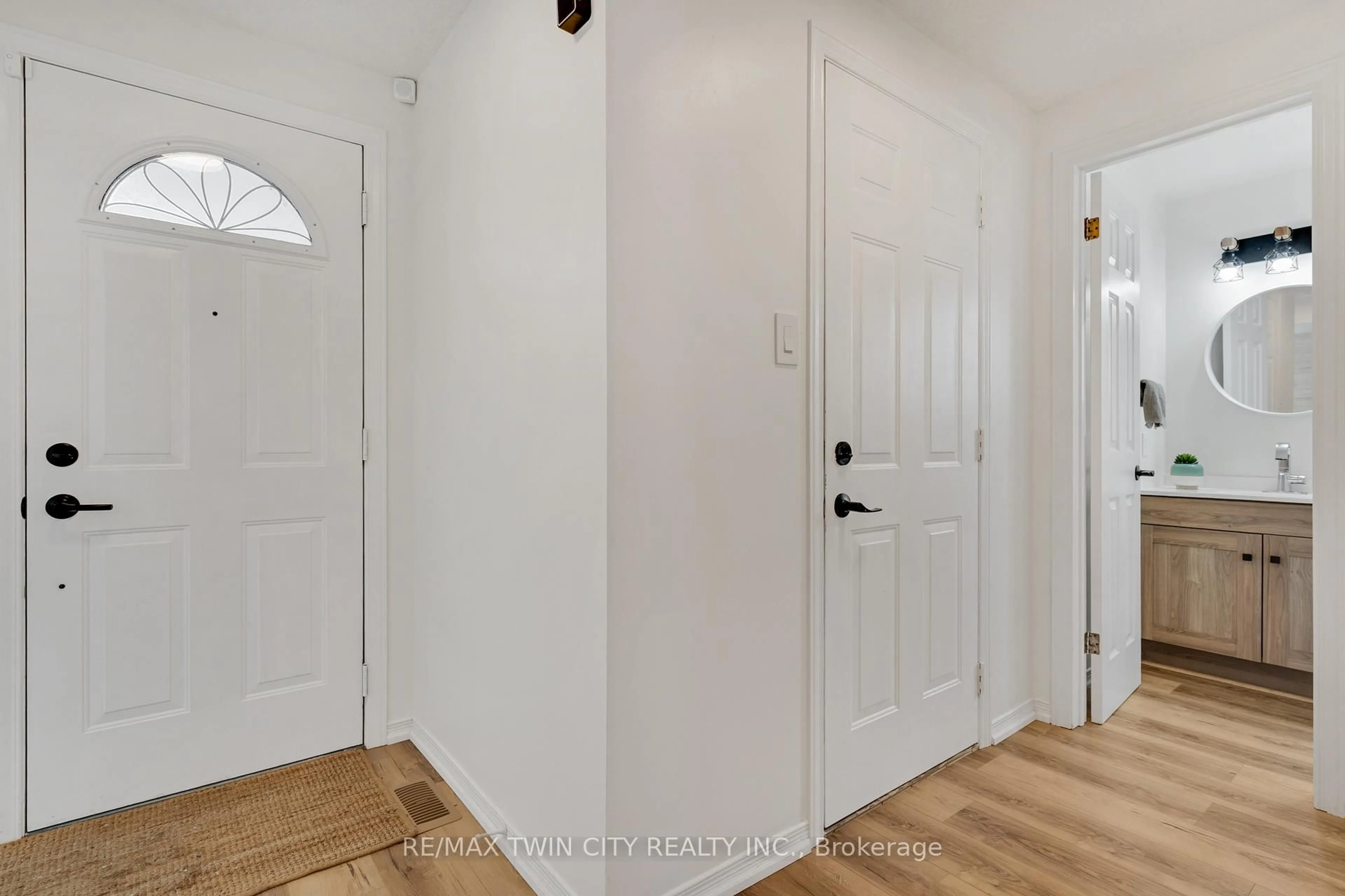 Indoor entryway for 225 Thornbird Pl, Waterloo Ontario N2T 2P1