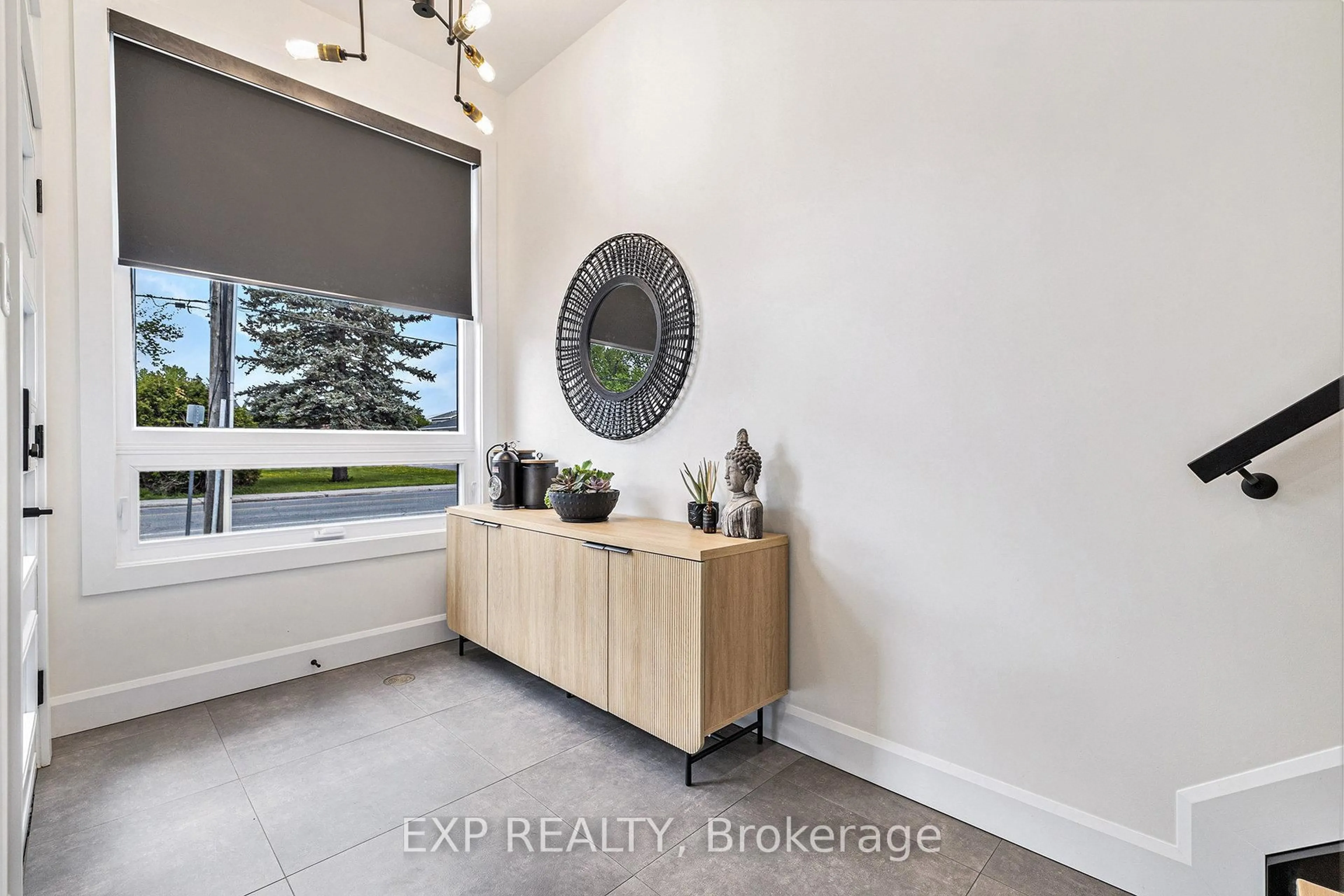 Indoor entryway for 1056 Notre Dame St, Russell Ontario K0A 1W0