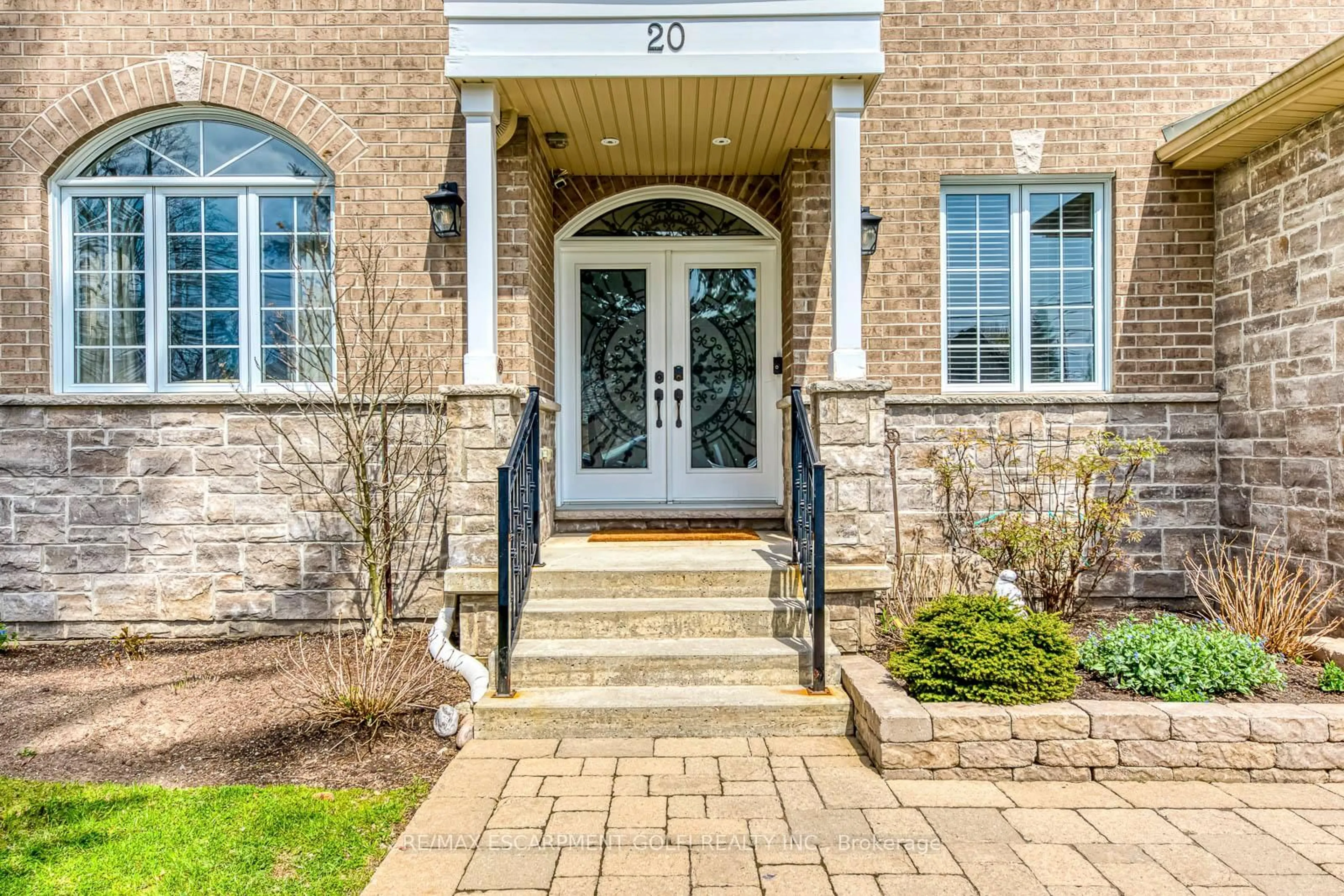 Indoor entryway for 20 Vinegar Hill St, Hamilton Ontario L0R 2H0